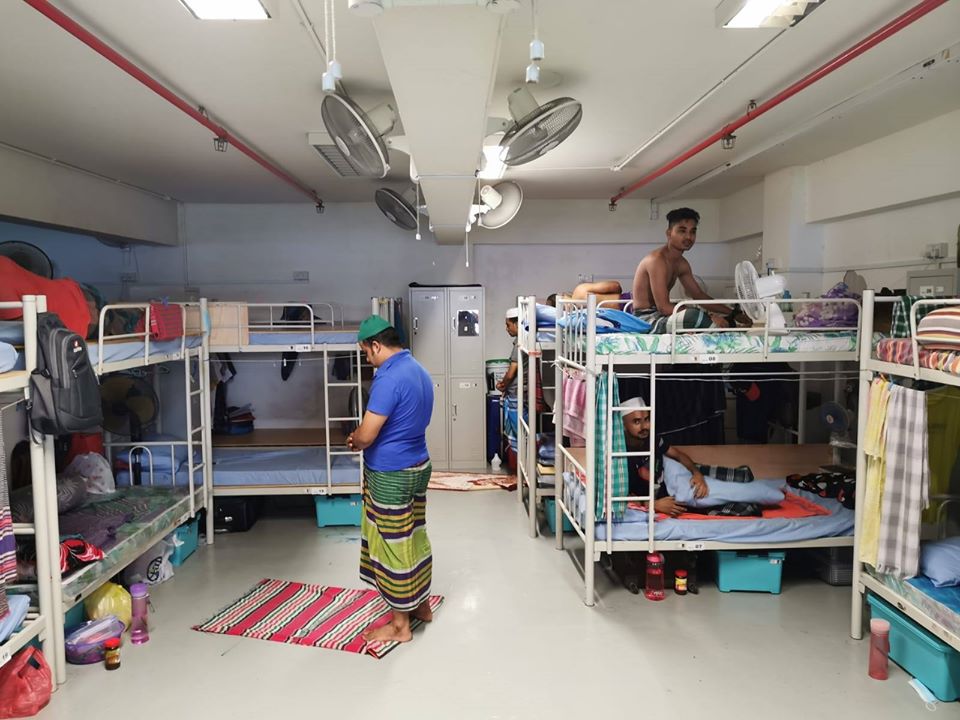 新加坡外來移工在宿舍集體生活，成了防疫期間維持社交距離的盲點。（網路截圖：Facebook/Singapore ministry of manpower）