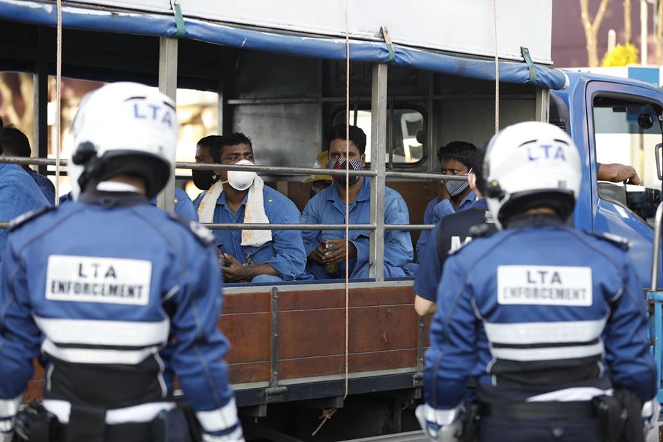 新加坡對貨車載運外籍移工未符合社交距離規定祭出罰款。（網路截圖：facebook/Singapore ministry of manpower）