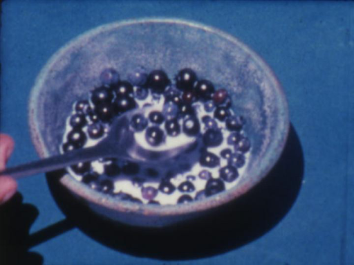 美國前衛電影導演賴瑞高譚的首部作品《藍色》，記錄一碗加了牛奶的藍莓，被湯匙一勺勺舀光的過程。 （TIDF提供）