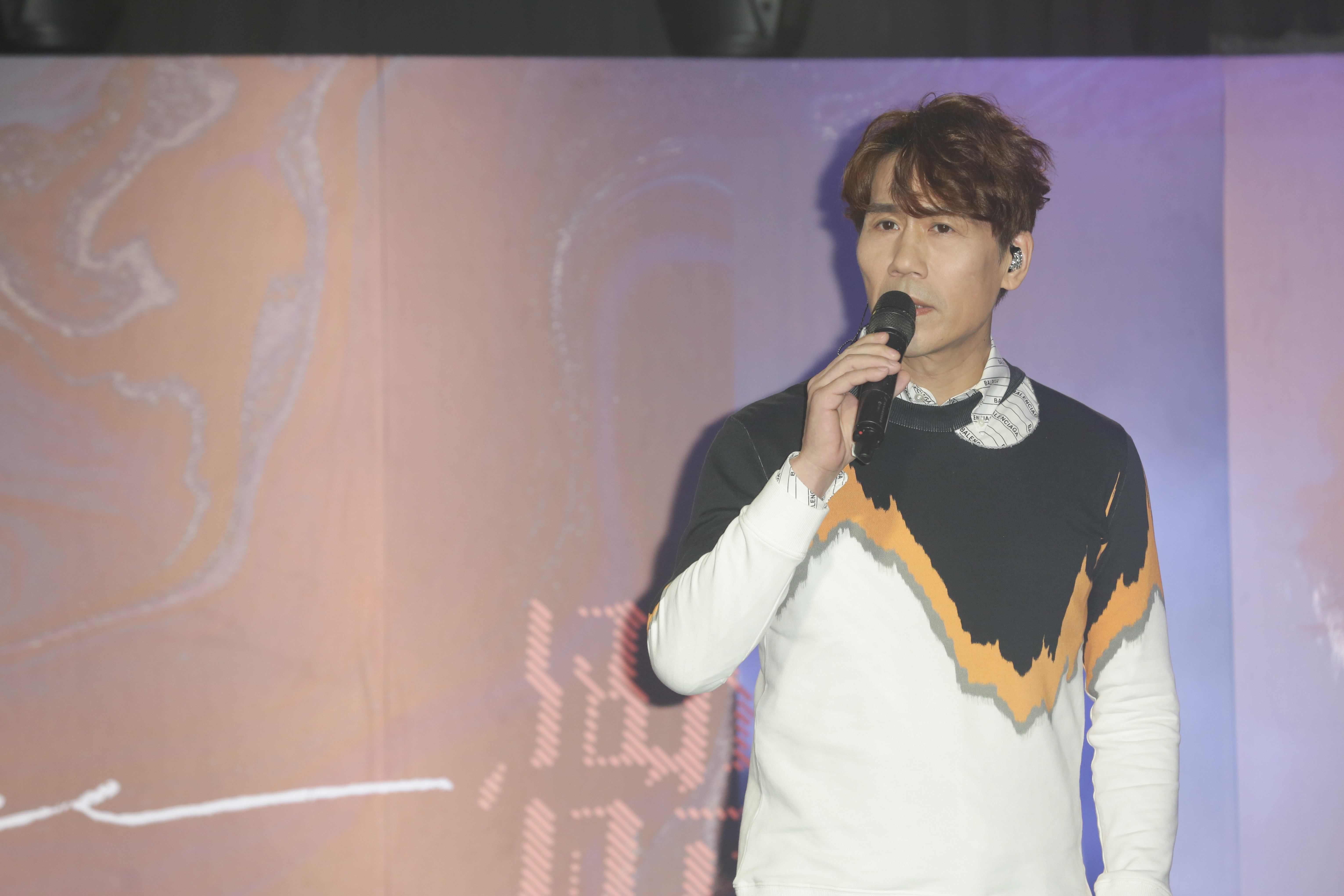 羅時豐推出新專輯《體驗》，今（23日）在記者會上透露，去年10月差點小命不保。