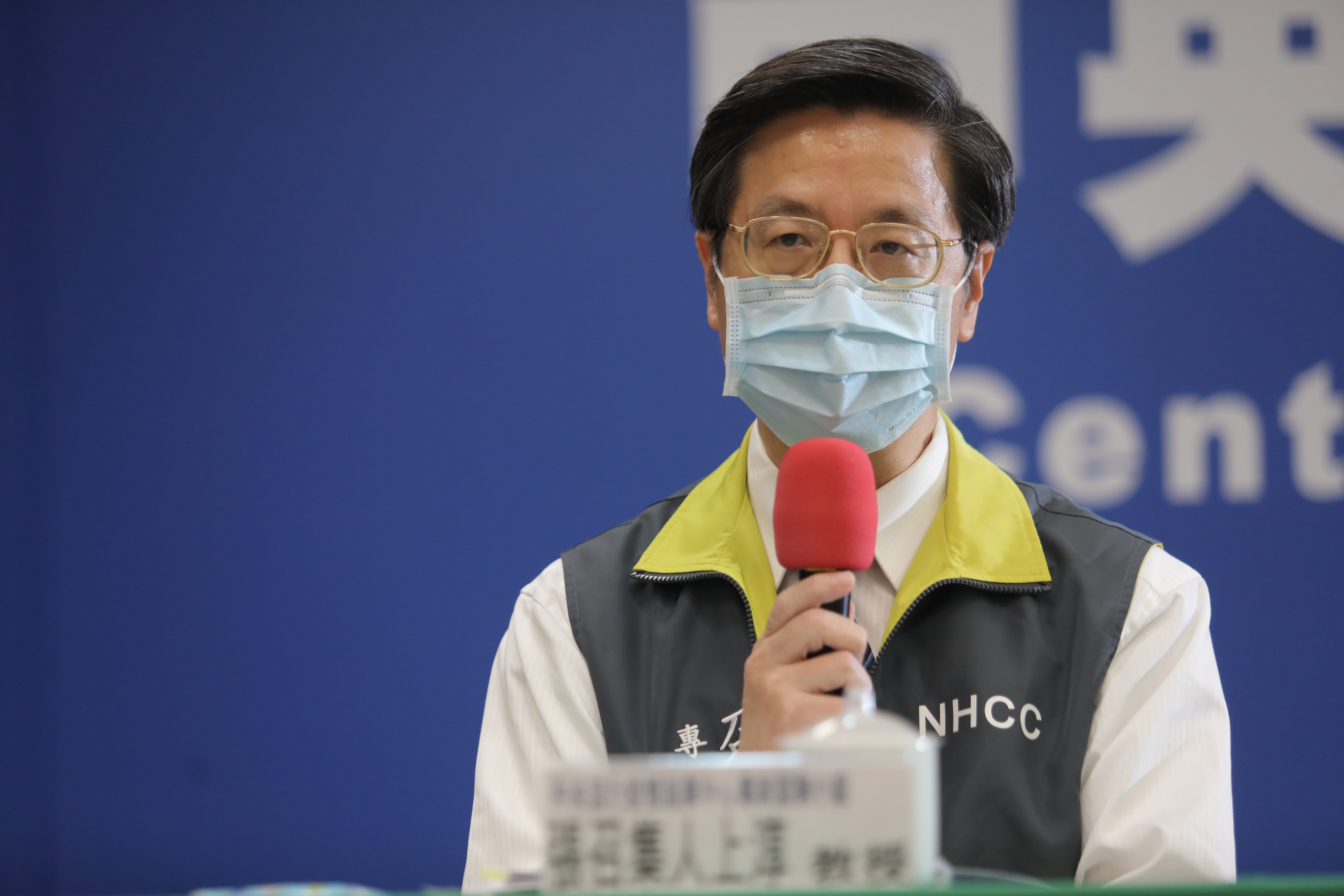 腳趾冒水痘是否為武漢肺炎新症狀，張上淳坦言有類似回報。（指揮中心提供）