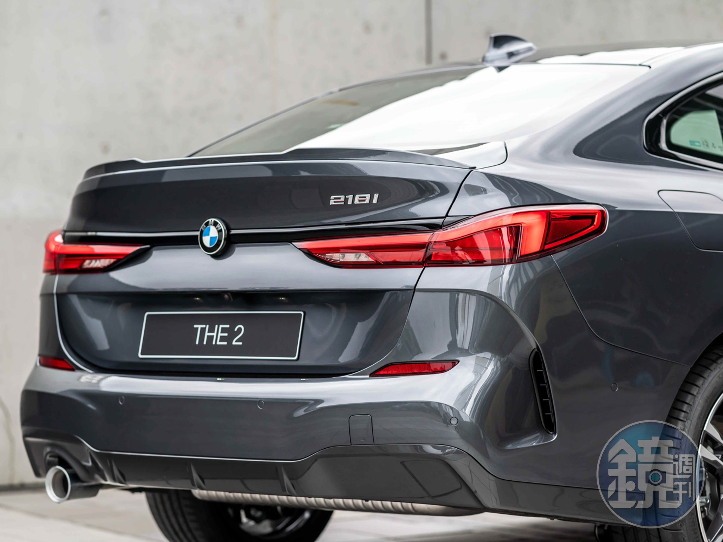 車尾承襲旗艦跑車BMW 8系列Gran Coupé富有線條的多層次設計，凸顯出全新首創BMW 2系列Gran Coupé優雅動感的車尾輪廓。