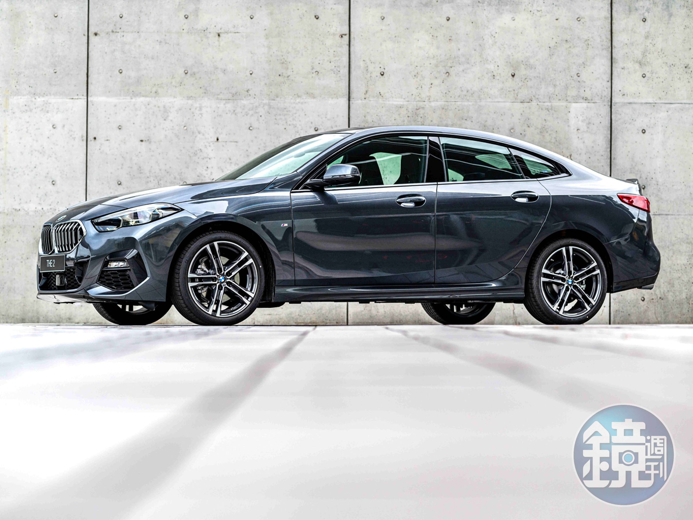 僅限量100台的BMW 218i M Sport外觀上標準配備M款空力套件、M款擾流尾翼、M款專屬輪圈與M字樣車側銘牌，展現時尚跑格的運動氣息。