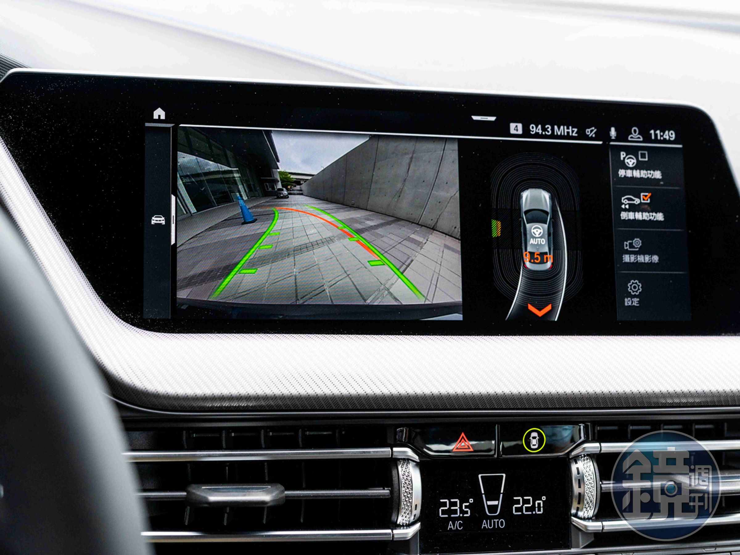 全新首創BMW 2系列Gran Coupé標準配備BMW Personal CoPilot智慧駕駛輔助科技，其中自動倒車輔助系統使窄巷會車不再是件難事，即使是新手上路也能輕鬆攻克艱難路徑。
