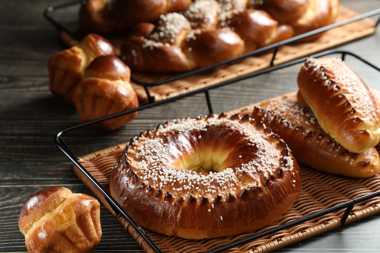 歐式甜麵包布里歐家族「王冠」（中，130元／個）「布里歐修格」（右，65元／個）「布里歐」（左，38元／個）和「上，布里歐辮子」（130元／個），形狀不同，綿密感各異。