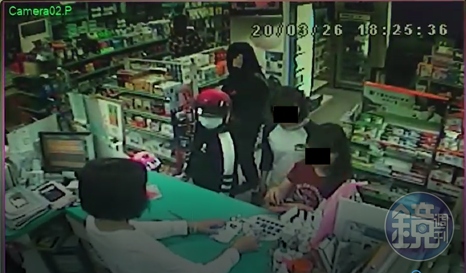 藥師未遵循口罩實名制程序,即將他人的兒童口罩交予紅衣女子。(讀者提供)