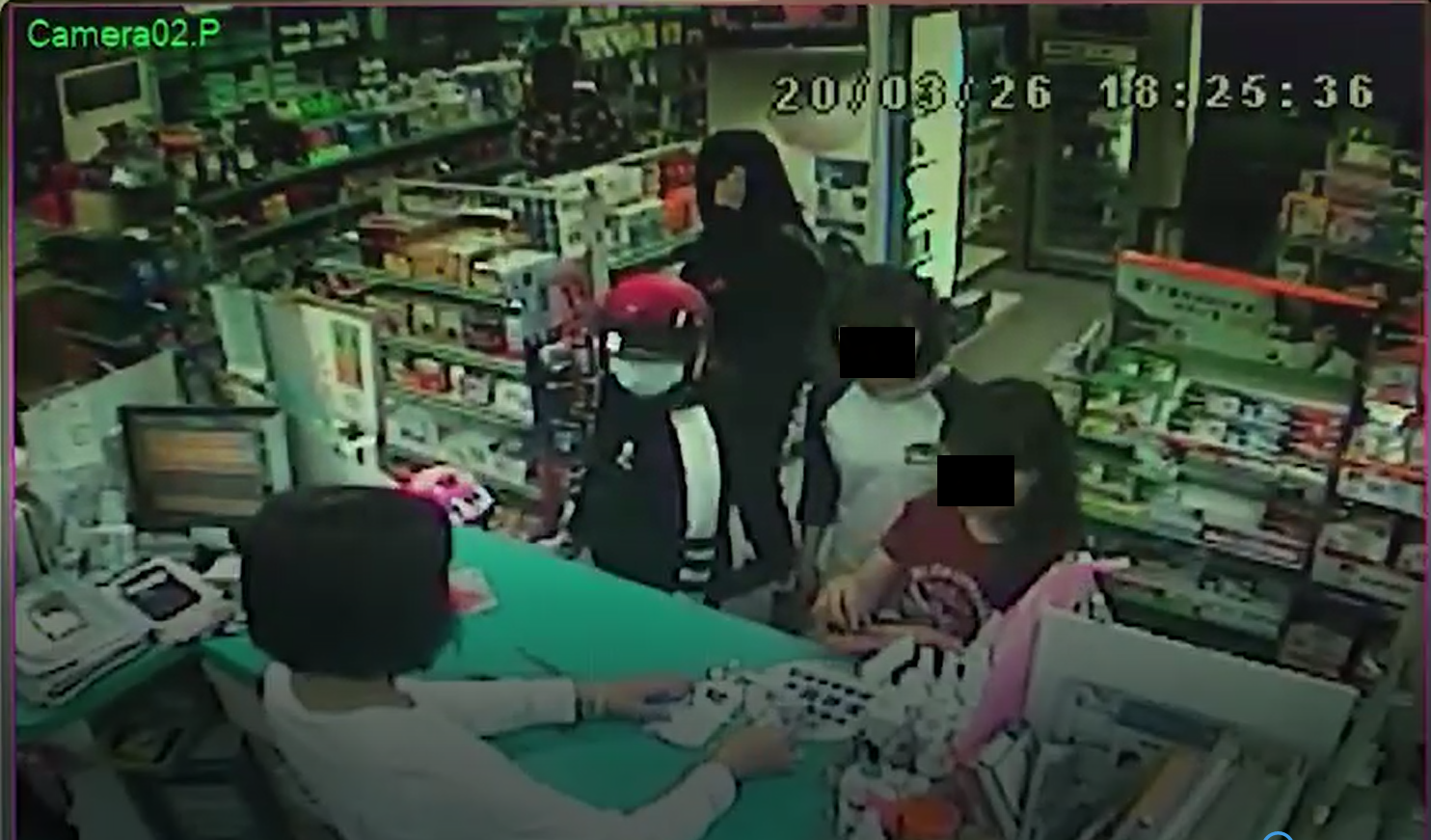 藥師未遵循口罩實名制程序，即將他人的兒童口罩交予紅衣女子。（讀者提供）