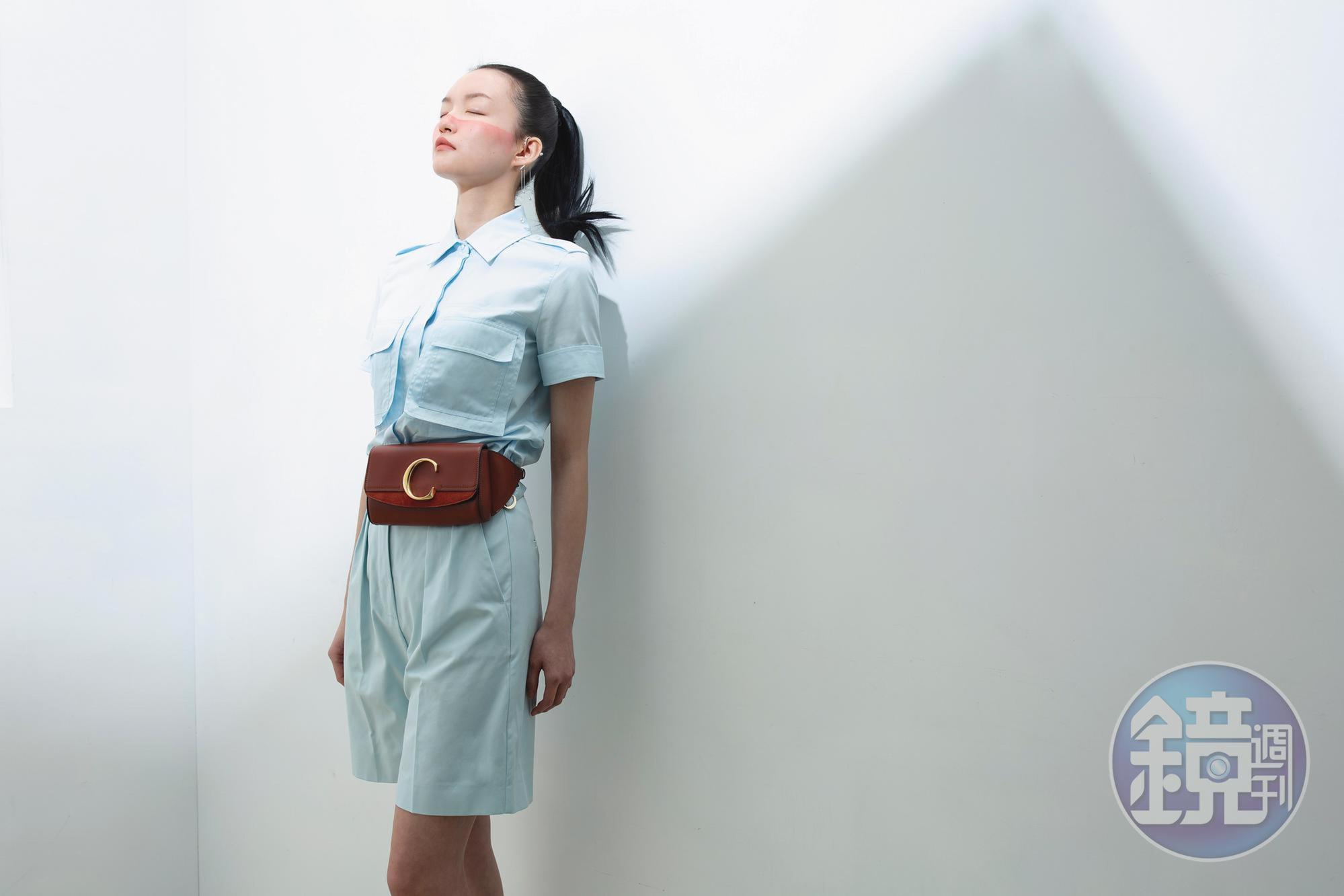 藍色及膝百慕達褲 NT$20,800 by Max Mara；藍色口袋造型襯衫 NT$25,800 by Max Mara；La Vie En Rose耳掛 NT$92,000 by GINZA DIAMOND SHIRAISHI 銀座白石；Chloé C腰包 NT$32,300 by Chloé。