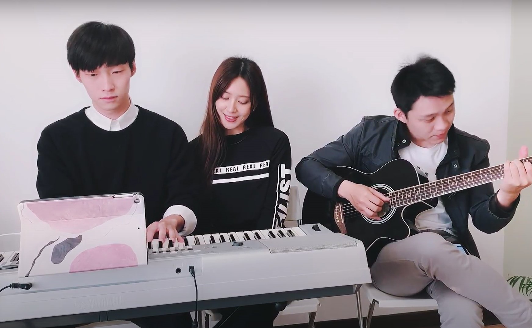 洪義揪謝翔雅自彈合唱《追光者》。（翻攝自洪義臉書）