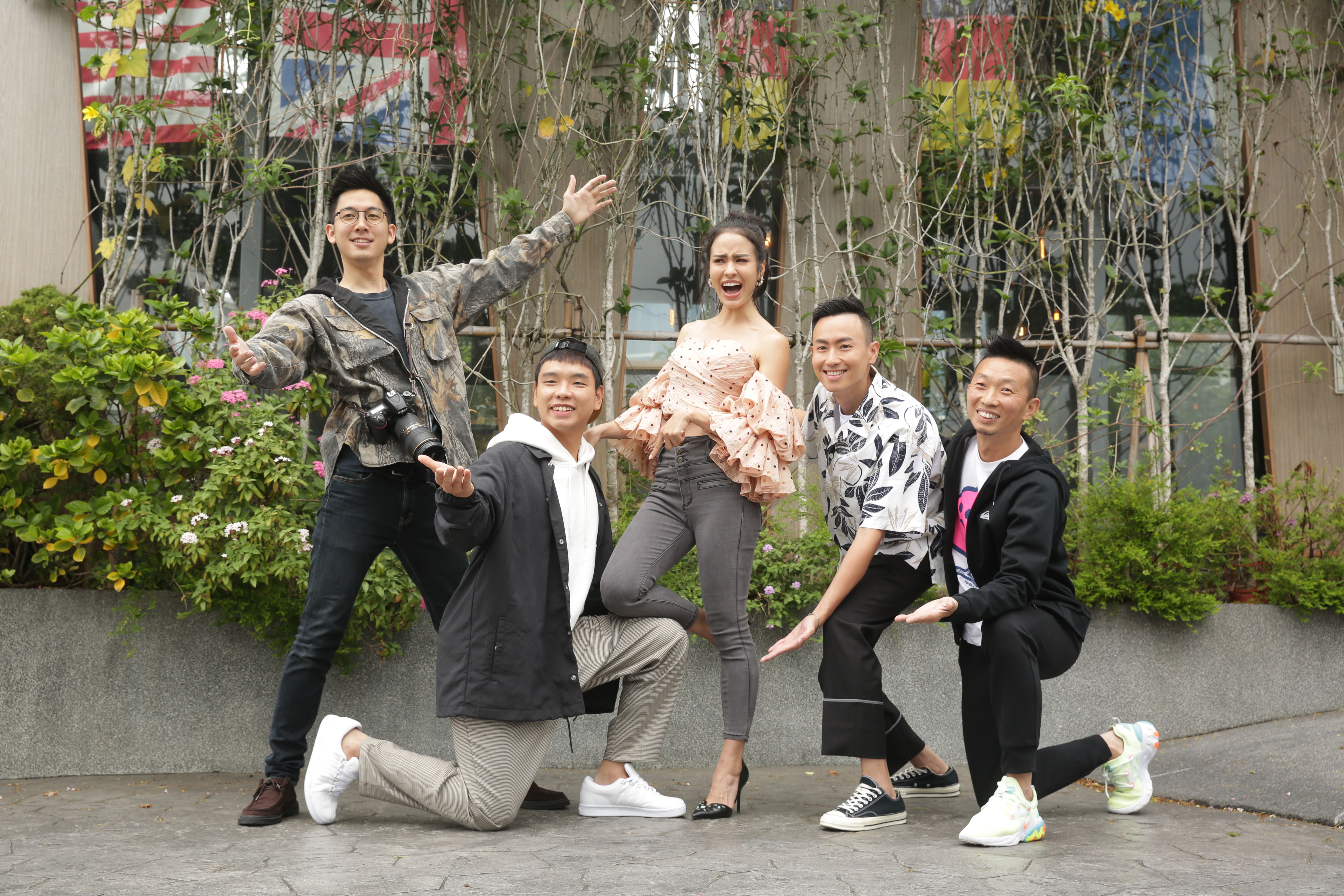 《上山下海過一夜》主持群(左起)小林賢伍、八弟蕭志瑋、艾美、Max、阿傑。