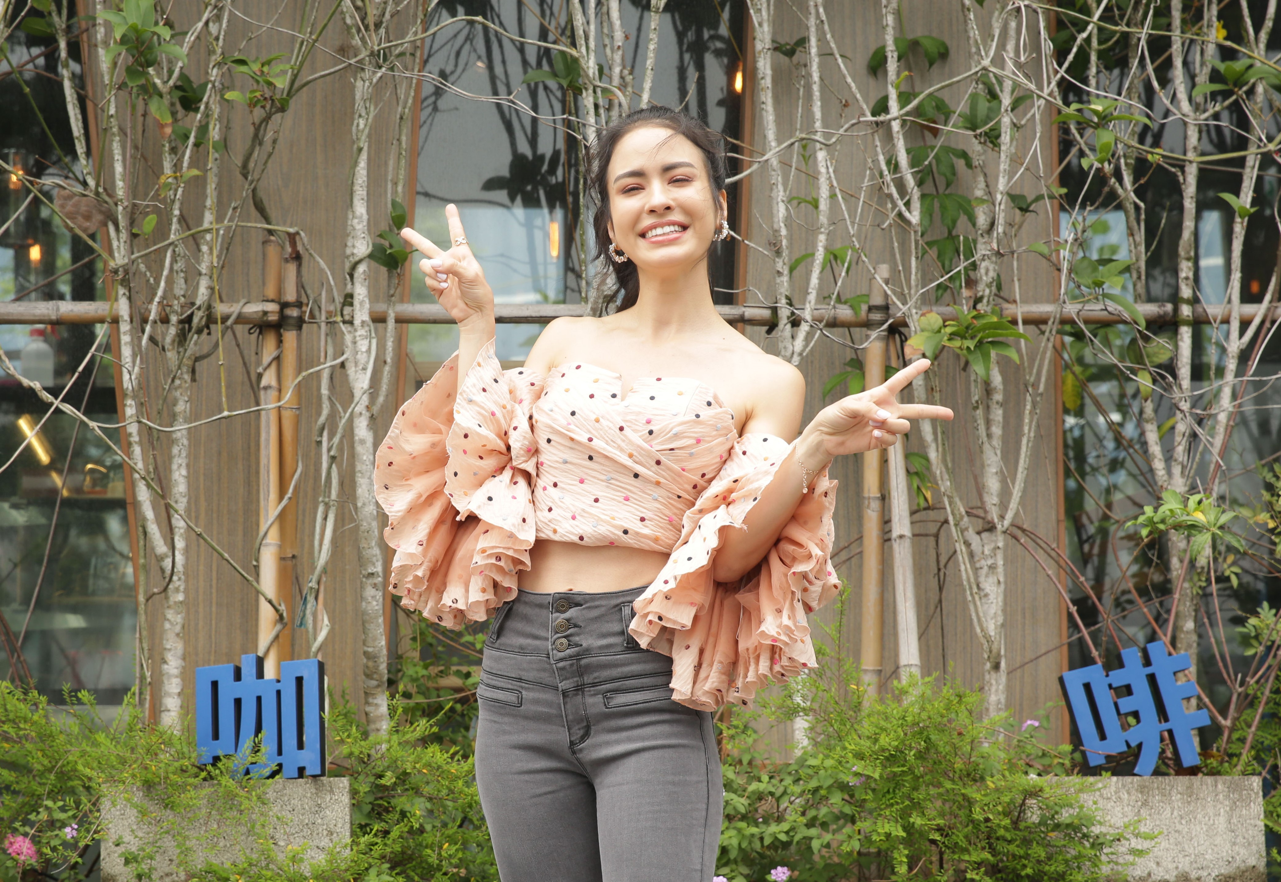 艾美出外景天不怕地不怕，最怕上廁所蚊蟲滿天飛。