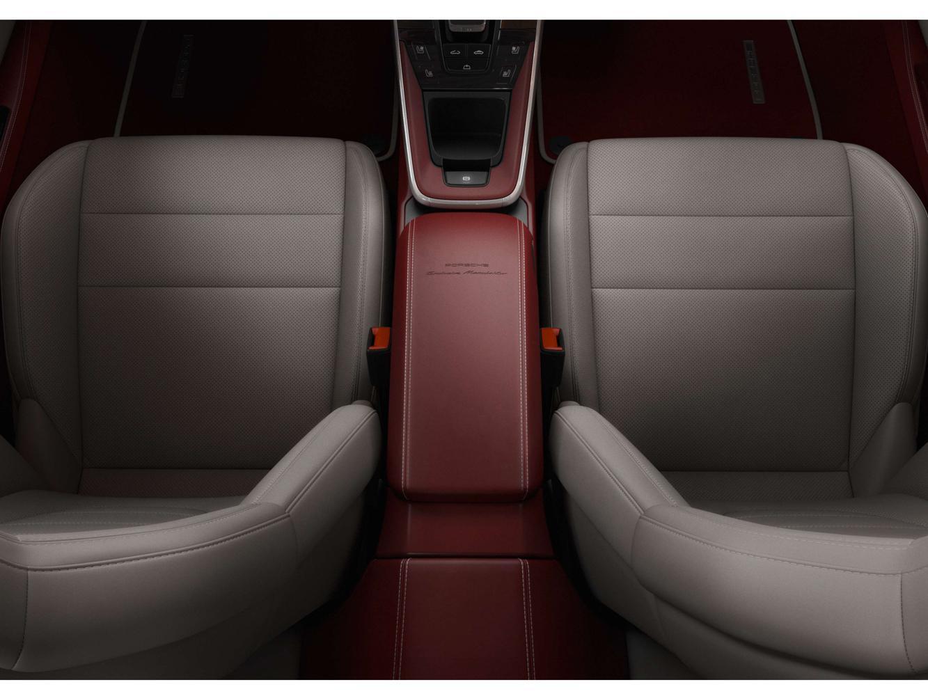 置物盒蓋裝飾「Porsche Exclusive Manufaktur」字樣。