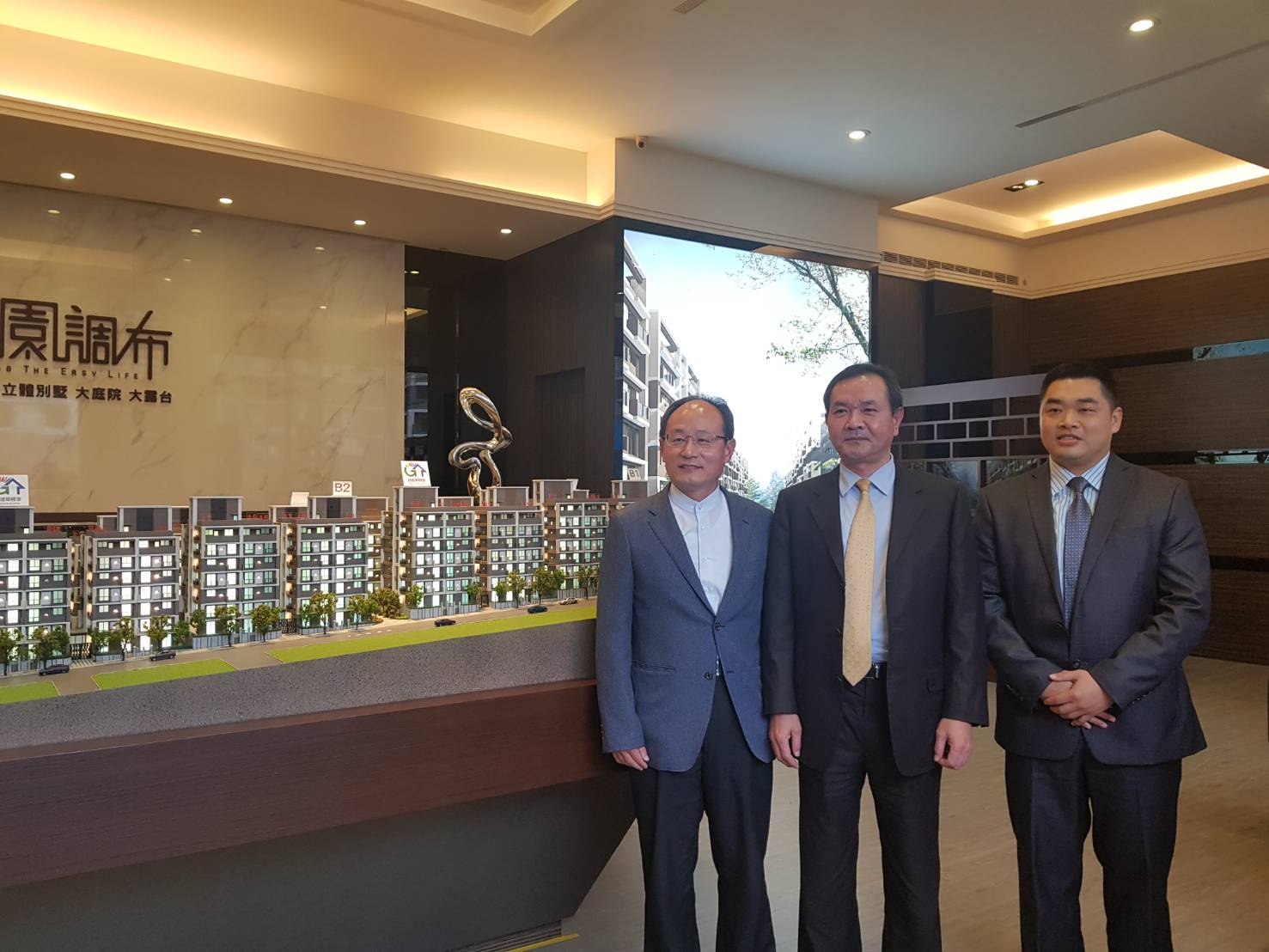 成立30年的亞青建設，首度跨足雙北，在基隆規劃「田園調布」6000坪的造鎮計畫。（左起李浩原建築師、亞青建設徐茂華總經理、江壬弘副總經理）
