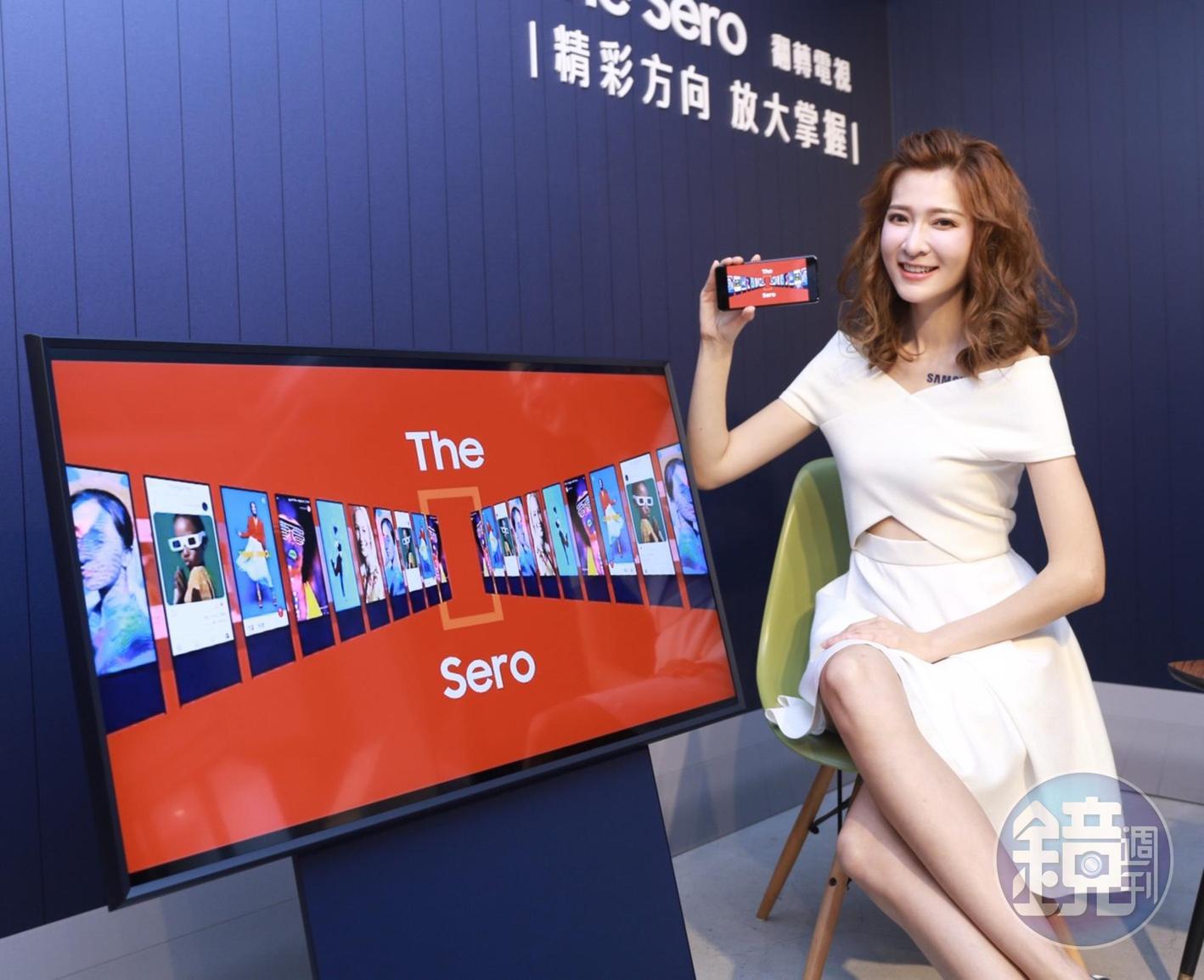 翻轉電視只要用手機APP與電視內建WIFI連結,電視螢幕可隨著手機垂直或水平擺動做旋轉。