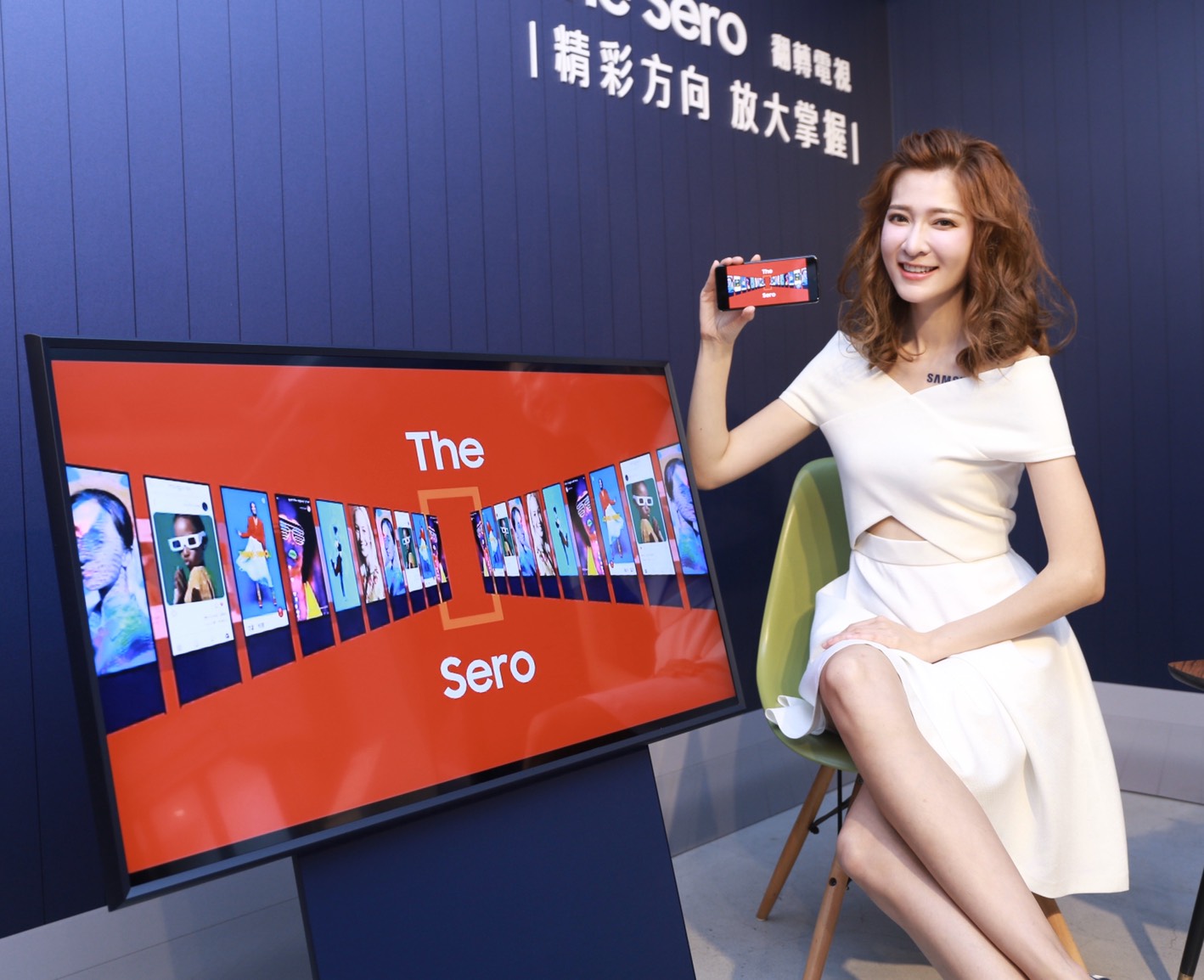 翻轉電視只要用手機APP與電視內建WIFI連結，電視螢幕可隨著手機垂直或水平擺動做旋轉。