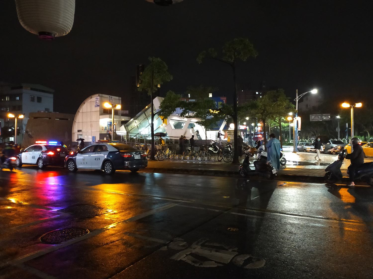 吳女持刀在蘆洲區三民高中捷運站月台亂揮遭逮。（翻攝自「我是蘆洲人」臉書）