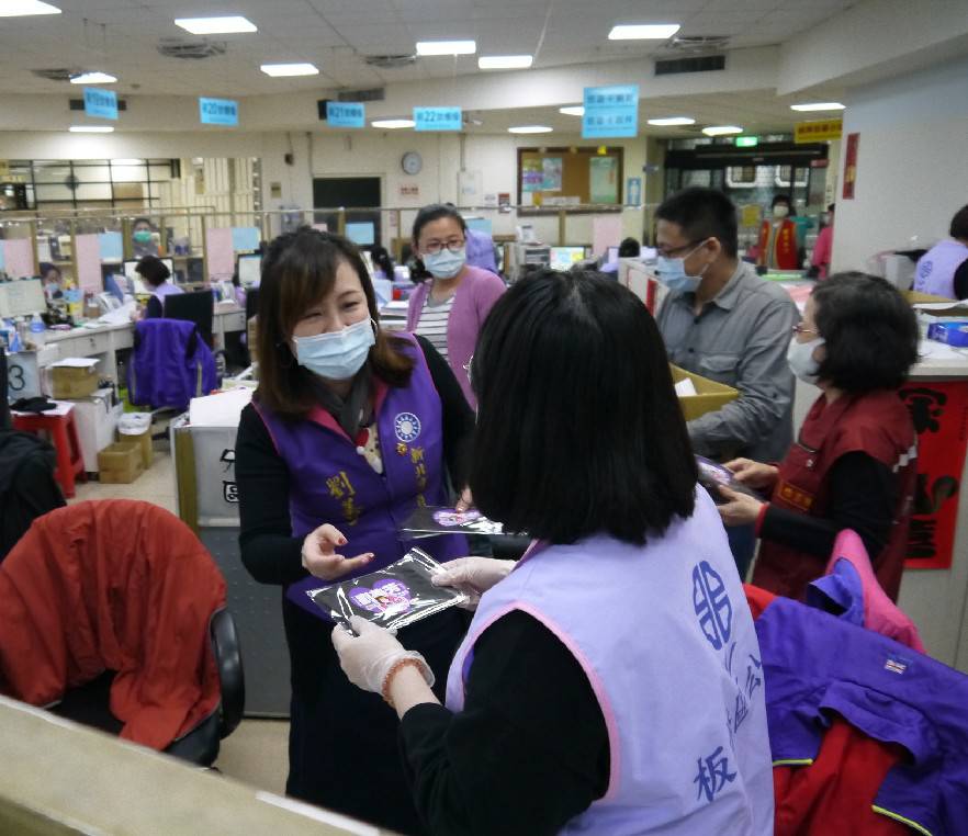 劉美芳認為防疫工作不能停歇，仍強忍父喪關懷基層公務員。（翻攝畫面）