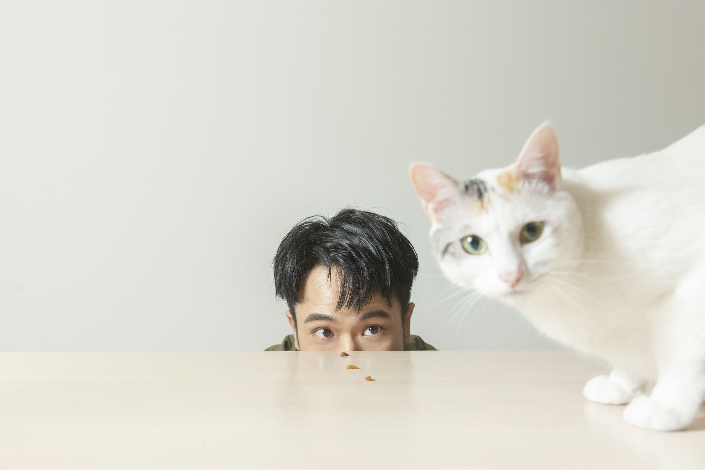 顏毓麟戲外是超級貓奴，最喜歡跟經紀公司的貓玩。