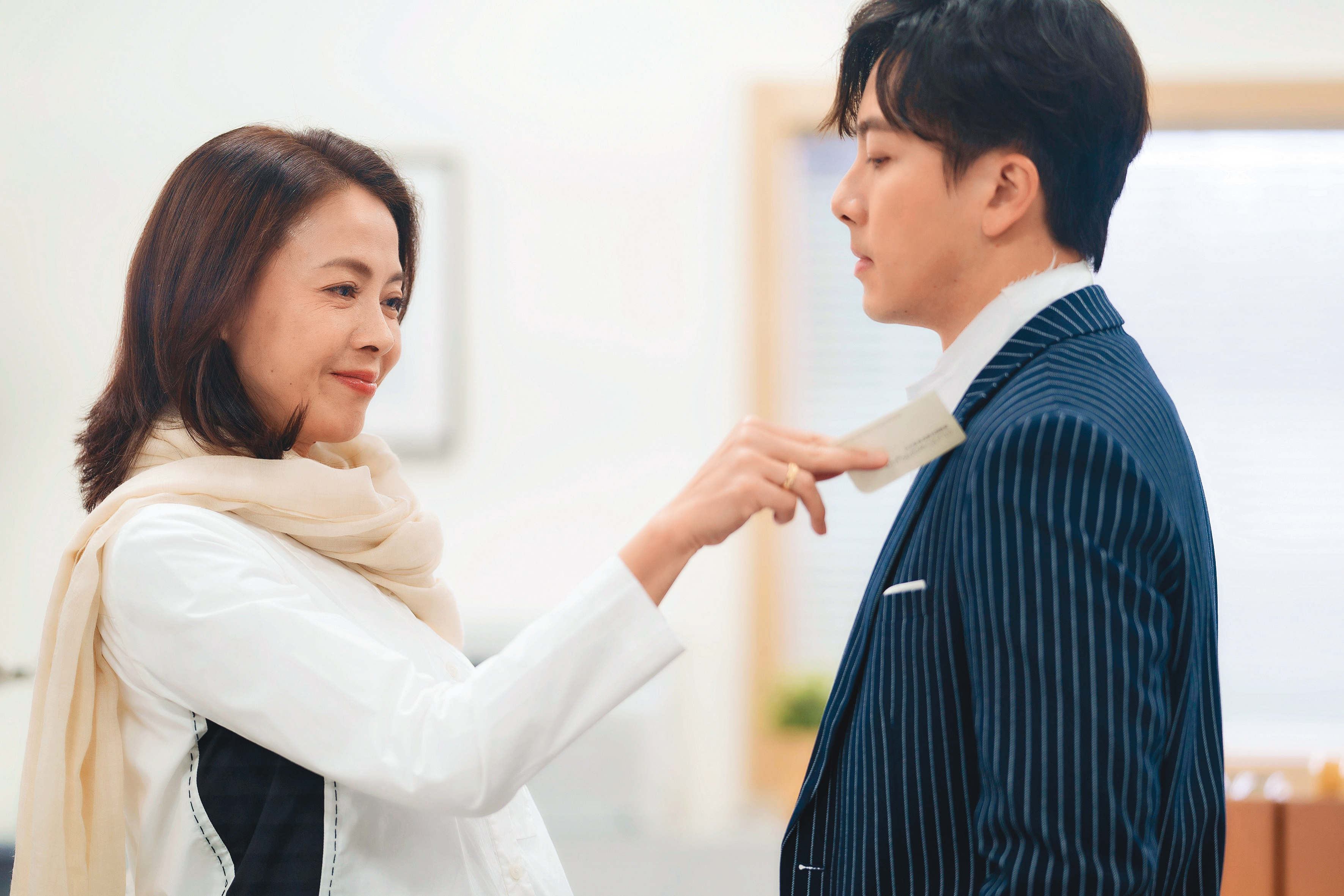 坤達（右）在新戲《姊妹們追吧》1人面對4女追。左為柯淑勤。（東森提供）