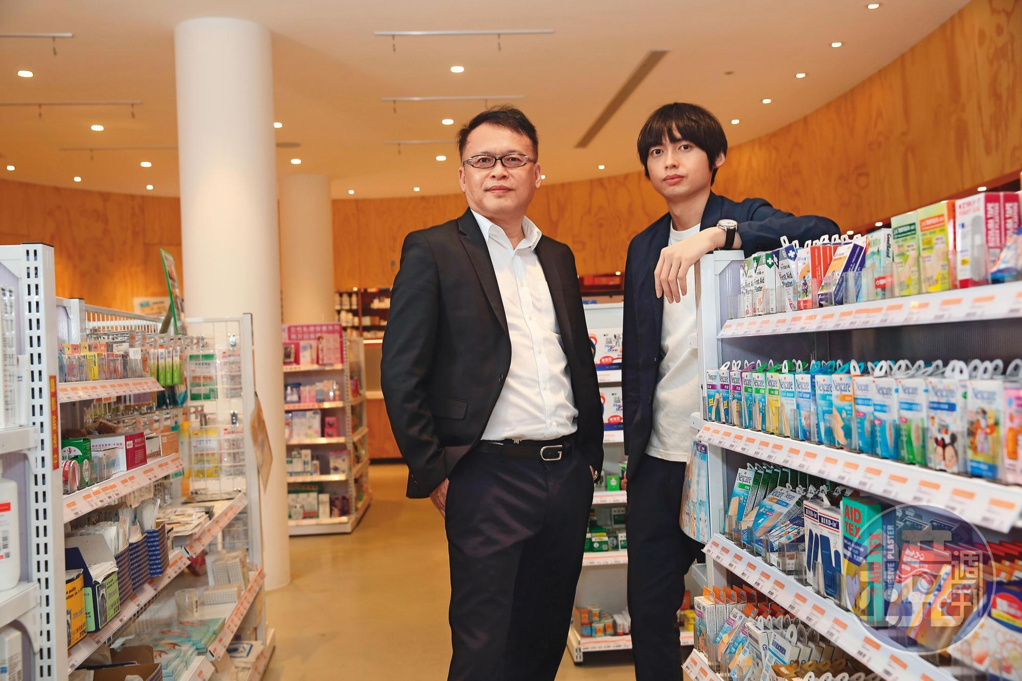 廖俊吉（左）與廖昱喬（右）父子協力轉型，讓藥局不再只是買賣藥品，還能協助長輩運動，主打預防醫學。