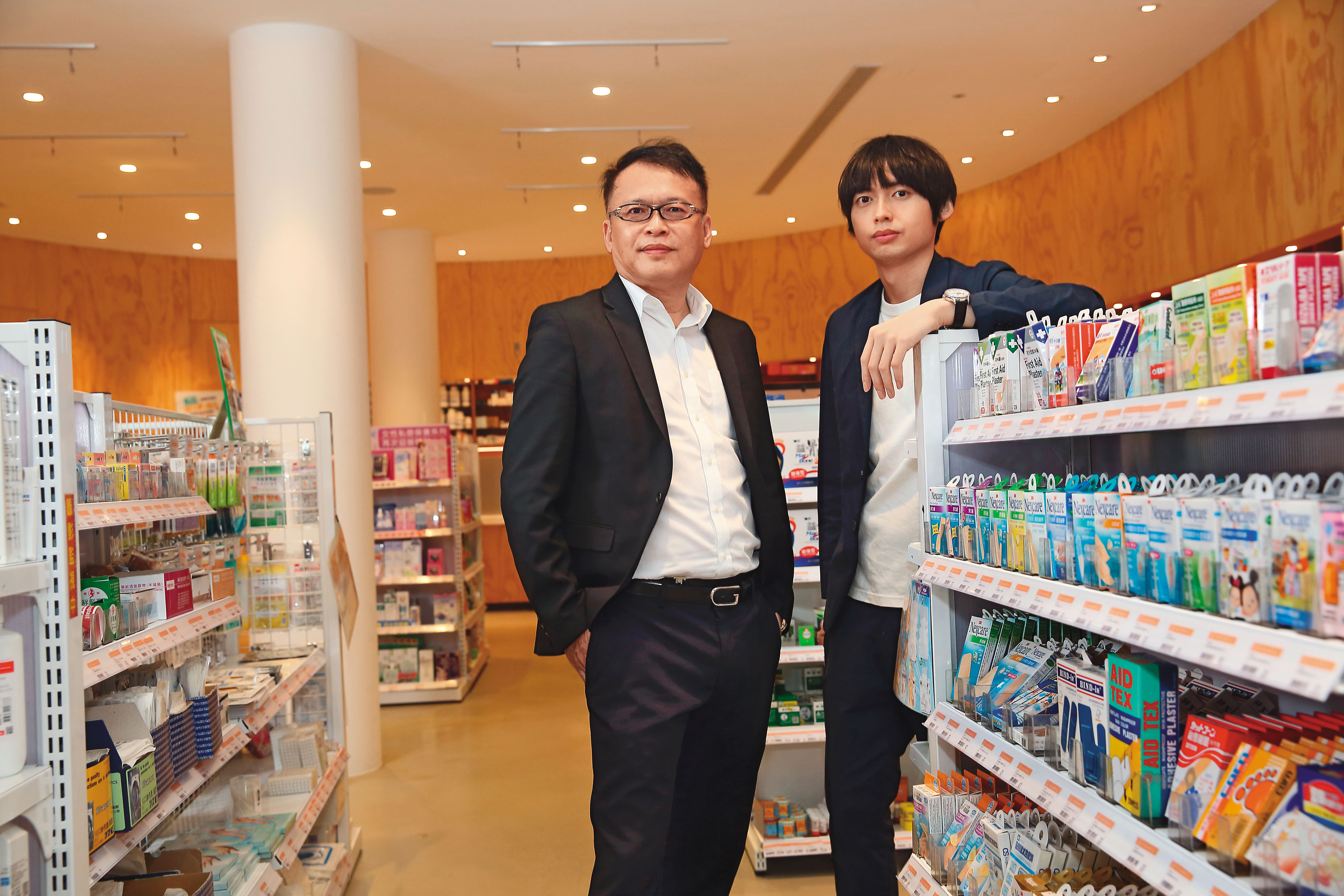 廖俊吉（左）與廖昱喬（右）父子協力轉型，讓藥局不再只是買賣藥品，還能協助長輩運動，主打預防醫學。