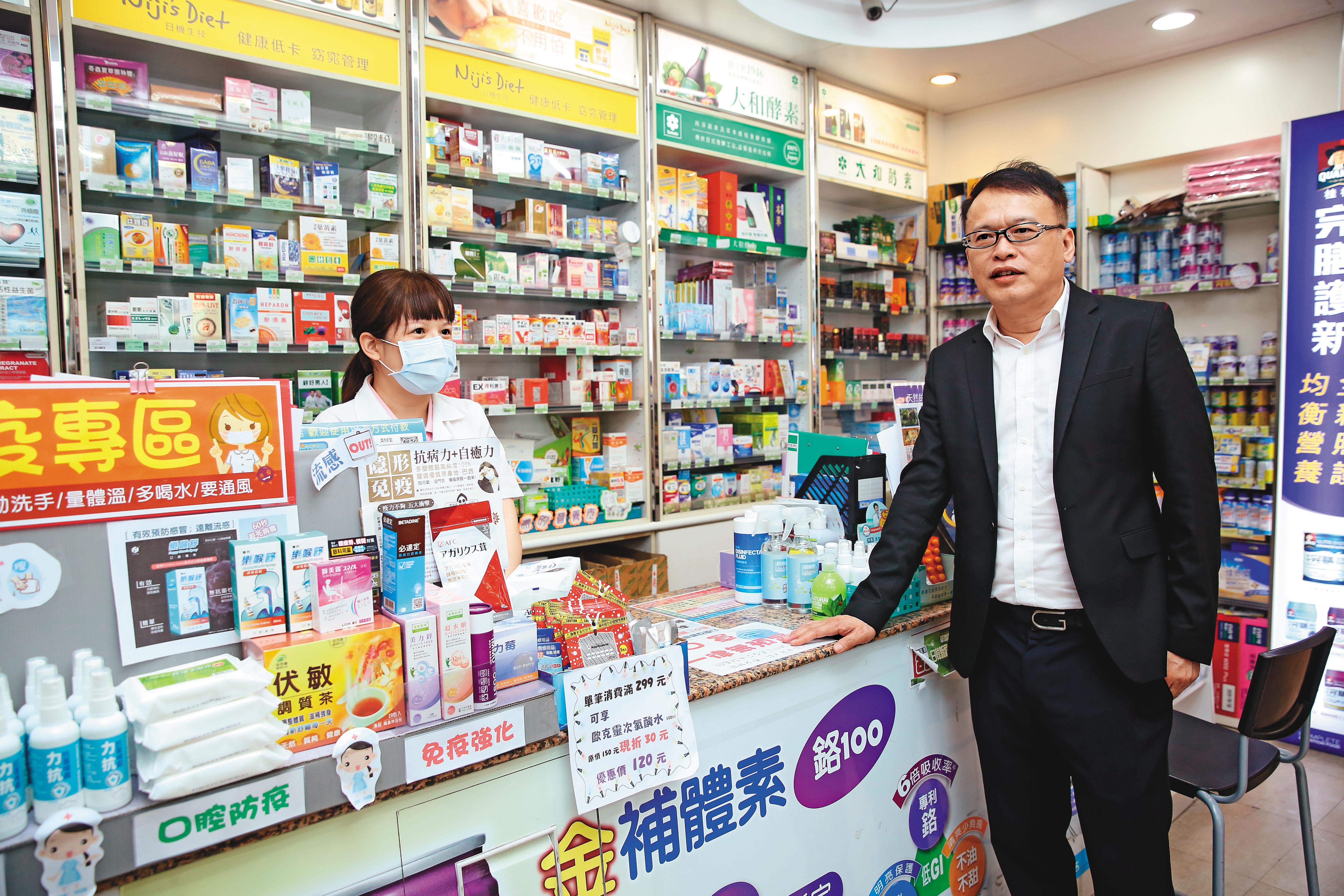 廖俊吉(右)接手藥局後,在雲林又開了4家分店,還吸引日本保健品大廠AFC入股合夥。