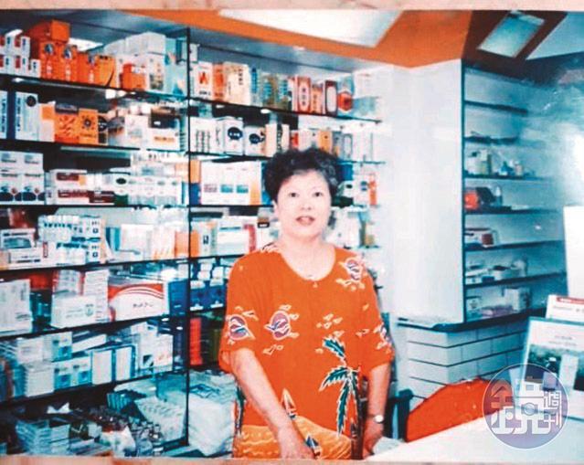 第一代徐素惠是藥局的靈魂人物，為了養家活口，經營全年無休。（廖俊吉提供）