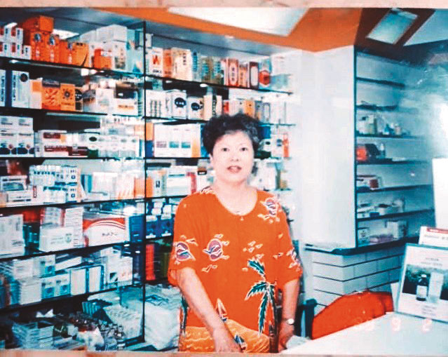 第一代徐素惠是藥局的靈魂人物,為了養家活口,經營全年無休。(廖俊吉提供)