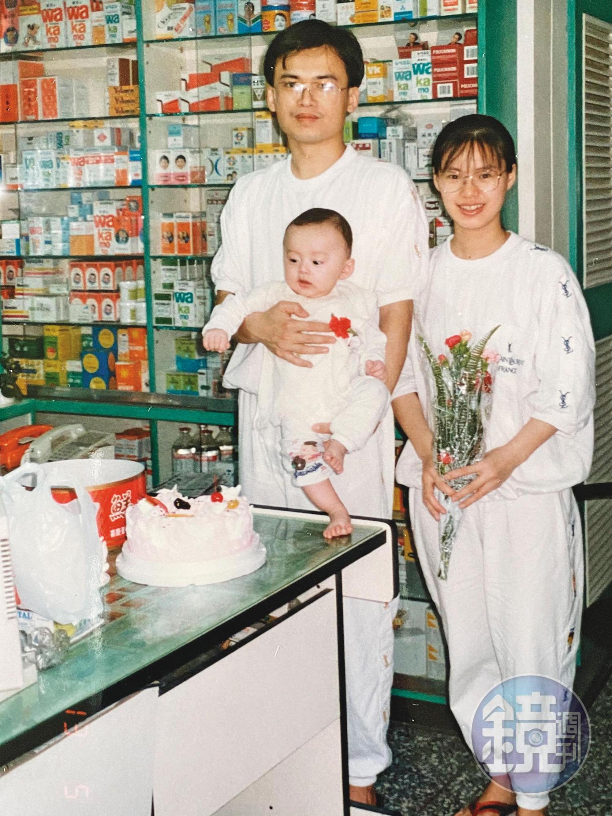 三十多年前廖俊吉（左）的母親中風，他攜手藥師太太（右）返家接手藥局。