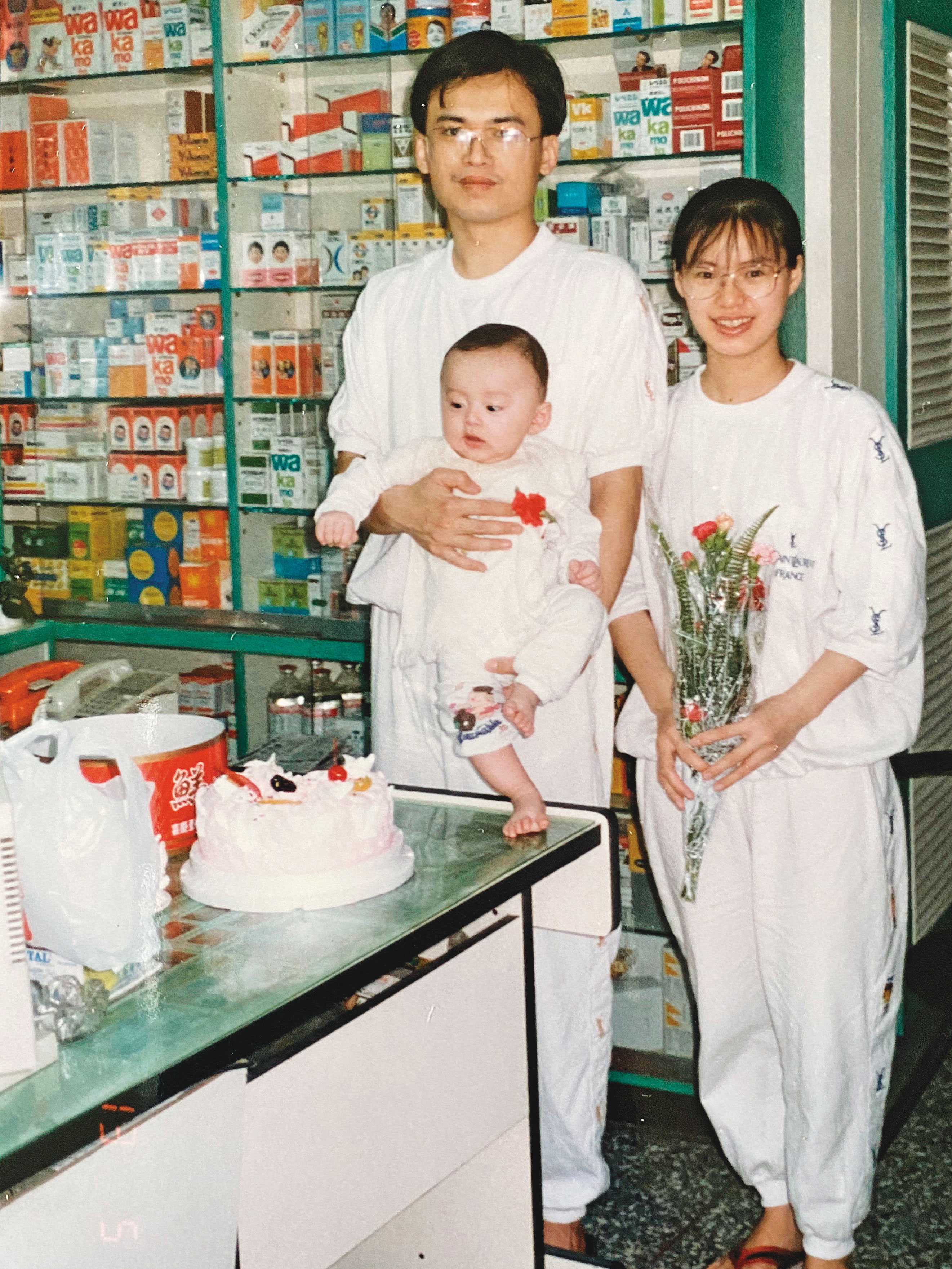 三十多年前廖俊吉(左)的母親中風,他攜手藥師太太(右)返家接手藥局。
