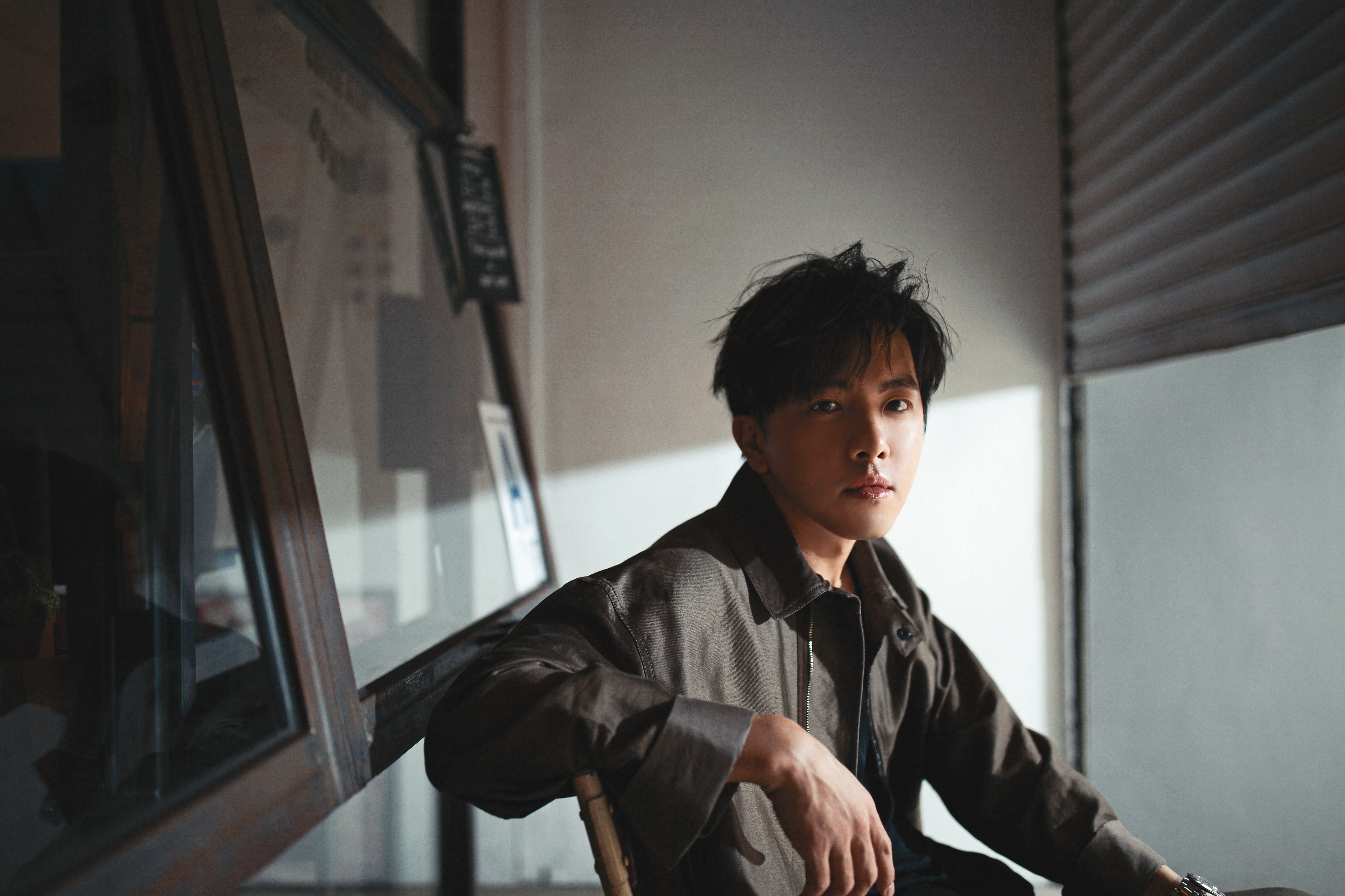 適應力很好的坤達，下戲後就是下戲。但因為曾看著柯佳嬿生活、戲裡分不清，若自己也遇到同樣狀況時，他就知道那是怎麼一回事了。