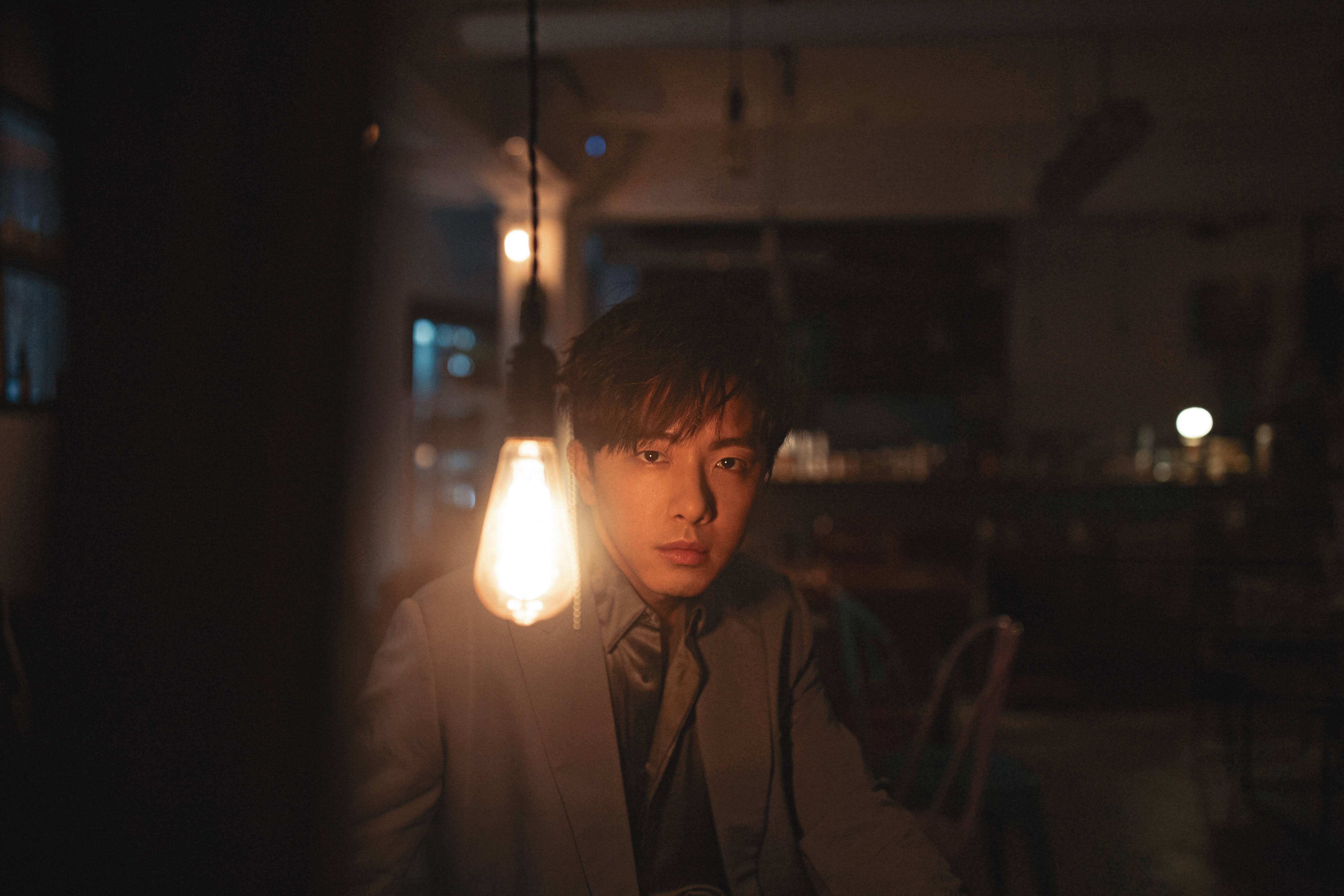 二十來歲時，坤達是知名男團成員，團體解散，他才必須拿燈照亮自己，問自己，我到底可以做什麼。