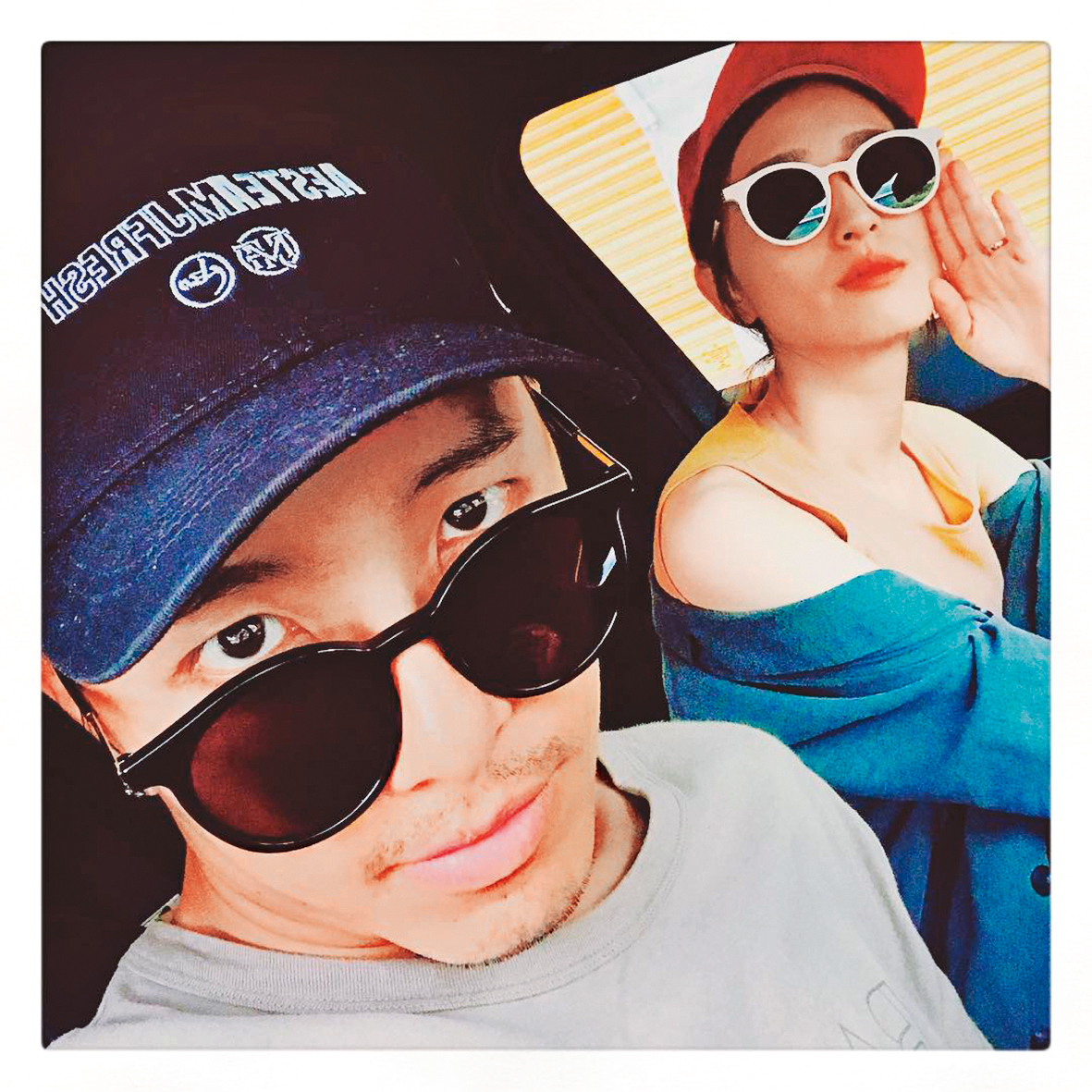 坤達（左）與柯佳嬿（右）2017年登記結婚，都是演員的2人拍照時也很愛演。（翻攝自坤達IG）