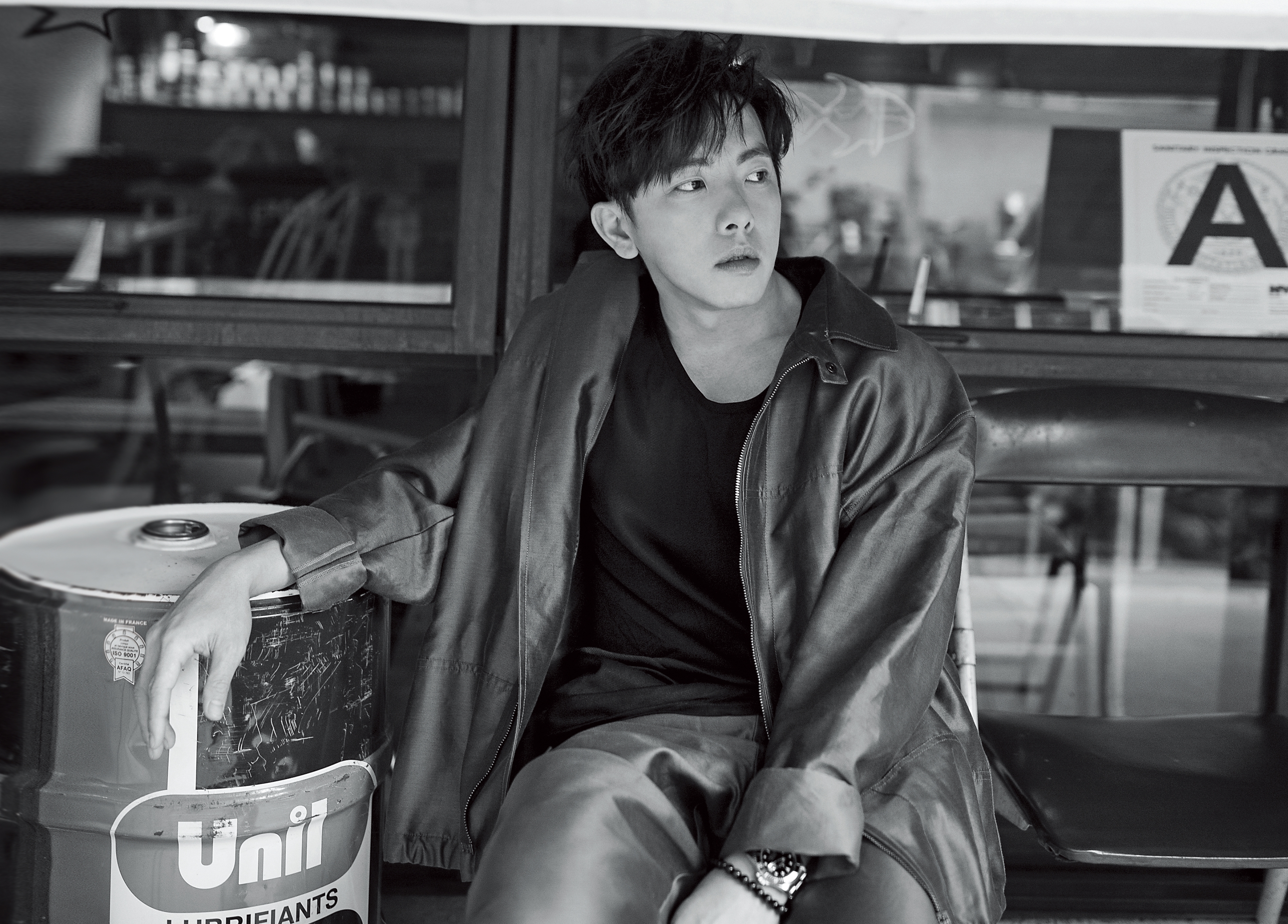 坤達說話往往不是往內心去，他活得浮浮於世，他追求的，也是比較具體簡單的。