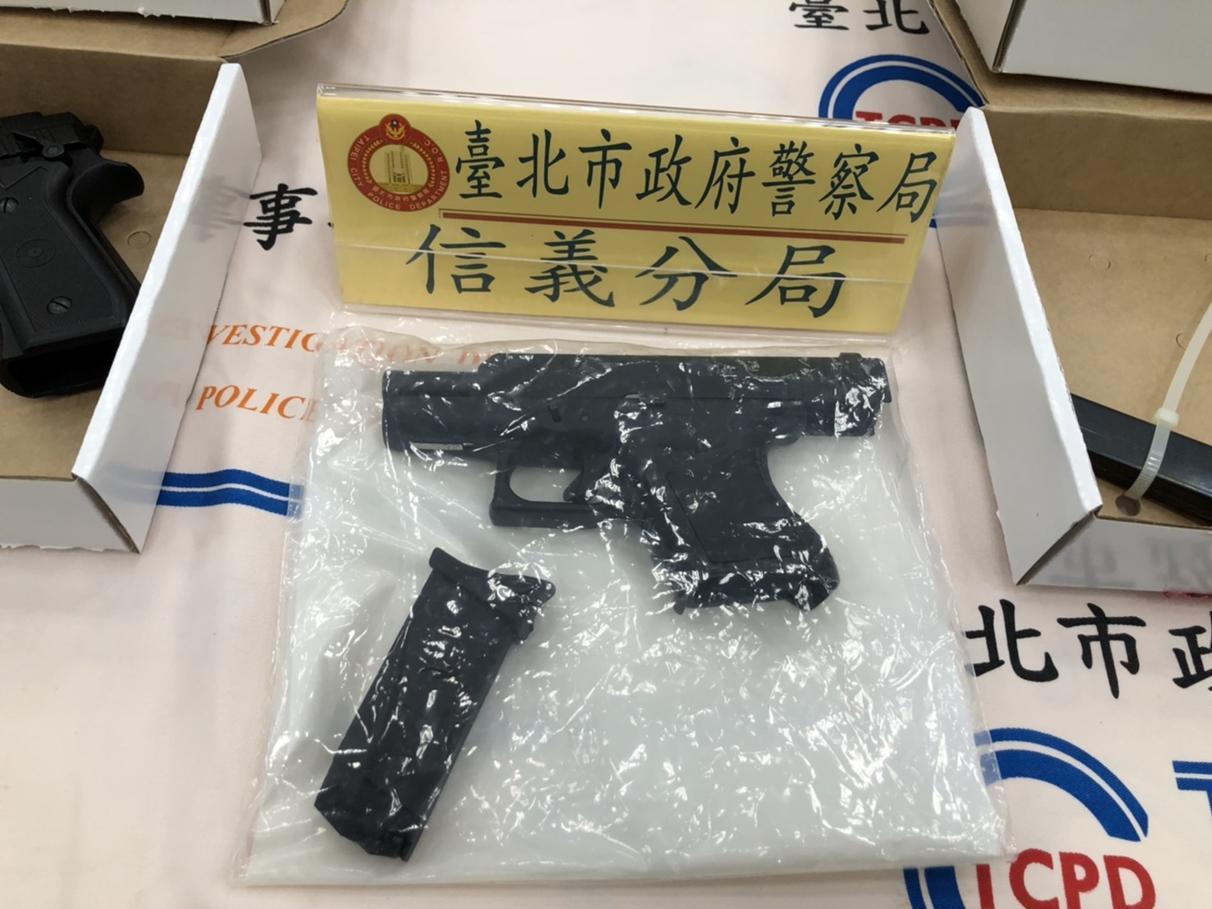 警方查扣嫌犯槍枝。（翻攝畫面）