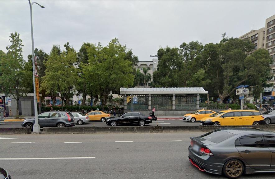 男子開槍的地點為國父紀念館2號出口一帶。(翻攝畫面)