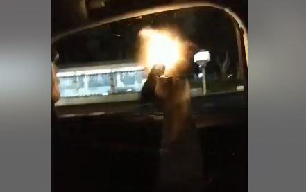 男子持道具槍朝車外連開6槍,還用五字經瘋狂挑釁。(翻攝《爆料公社》)