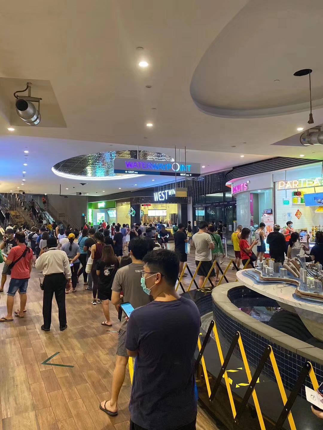 新加坡的手搖飲店在關店前大排長龍。（翻攝網路）
