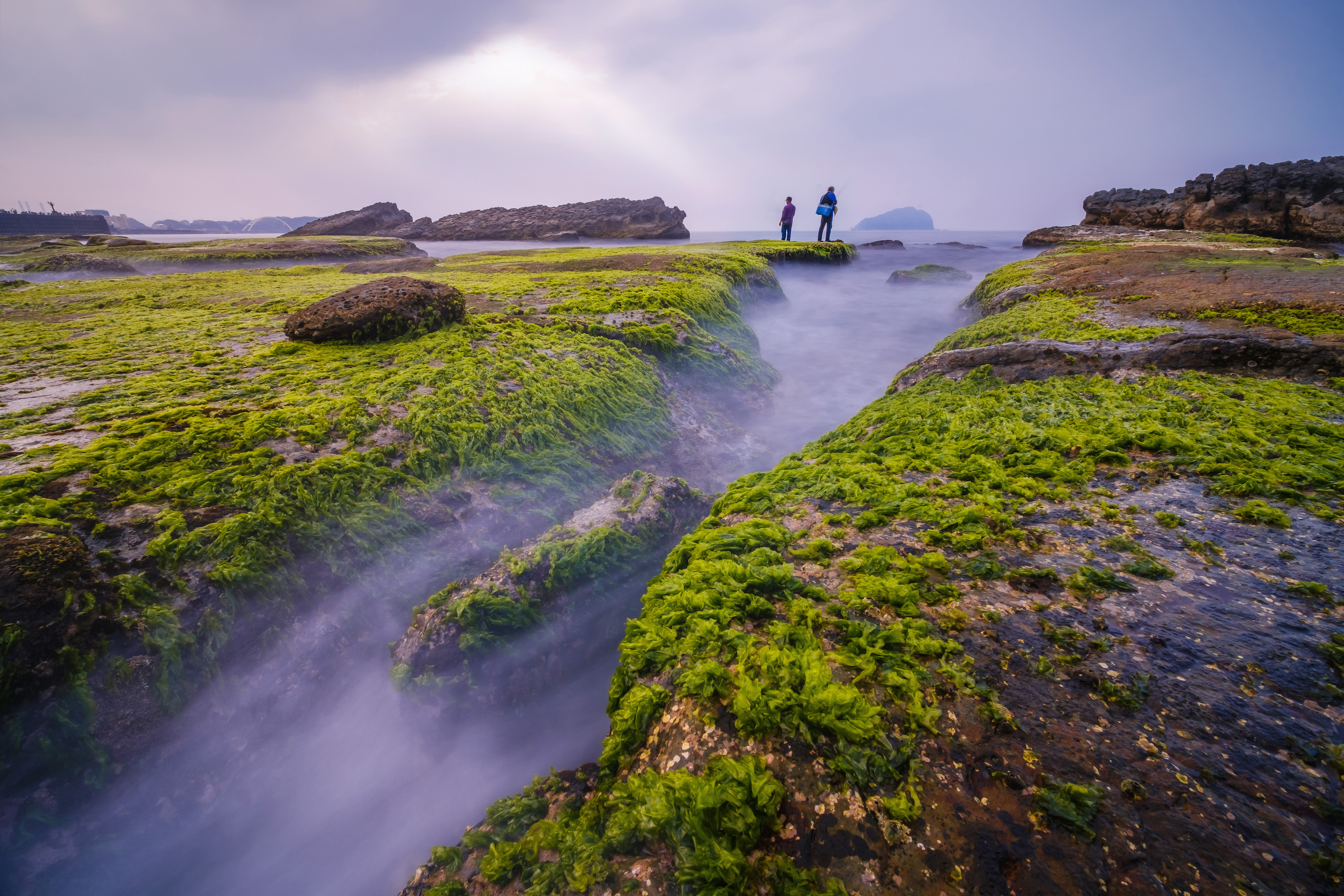 基隆大坪海岸經年累月海浪衝擊，形成典型的海蝕平台，使用慢速快門讓畫面呈現一些魔幻感。
