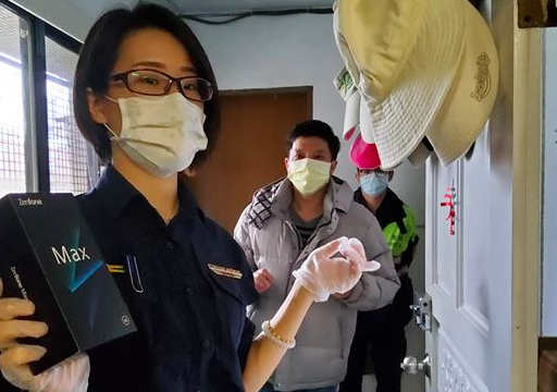 外事女警積極處理居家檢疫者的需求，讓牧師康克林大讚台灣。（翻攝自Timothy Conkling臉書）