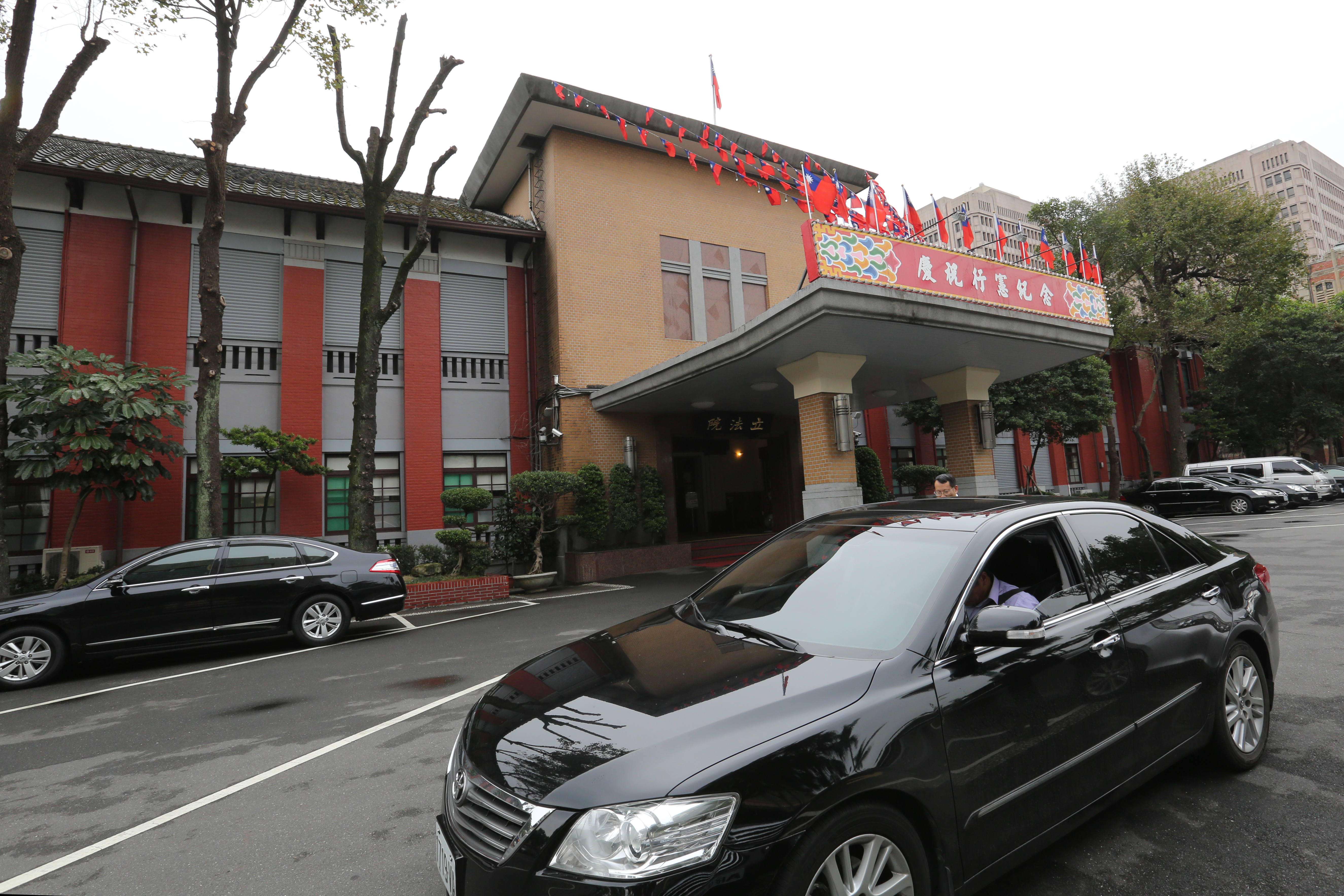 本屆立法院經費稽核委員會議通過決議，未來超時派車立委的名單將不再公布。 （本刊資料照）