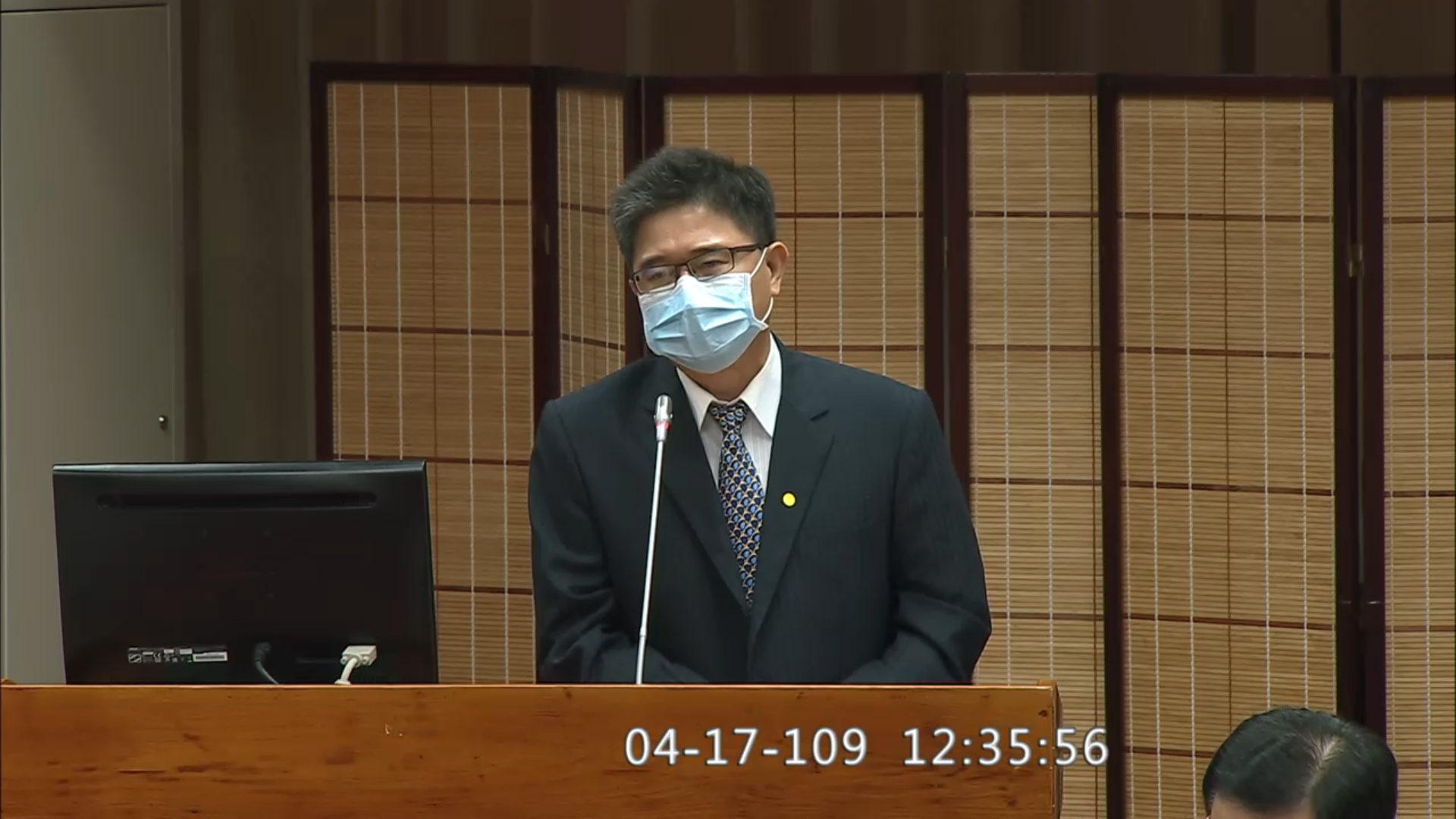 針對會館設備老舊等問題,立法院總務處長蔡衞民回應,2棟住宿都已使用2、30年,明年起立法院預計編列1.7億元預算,,全面整修翻新2棟會館。(翻攝立法院iVod系統)