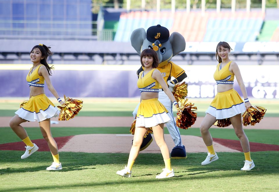 武漢肺炎疫情籠罩下，中華職棒轉播意外增加不少海外球迷關注。（網路截圖：Facebook/cpbl官網）