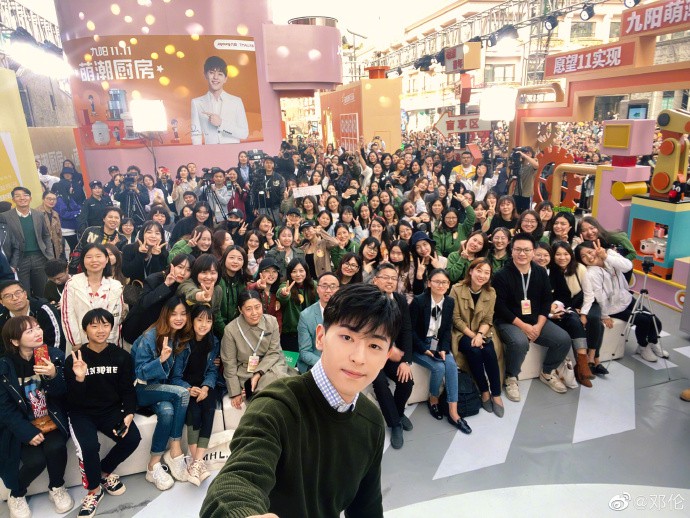 鄧倫今年27歲,因電視劇和真人秀累積許多粉絲,小豬的真人秀也傳出遭他取代。(翻攝自鄧倫微博)