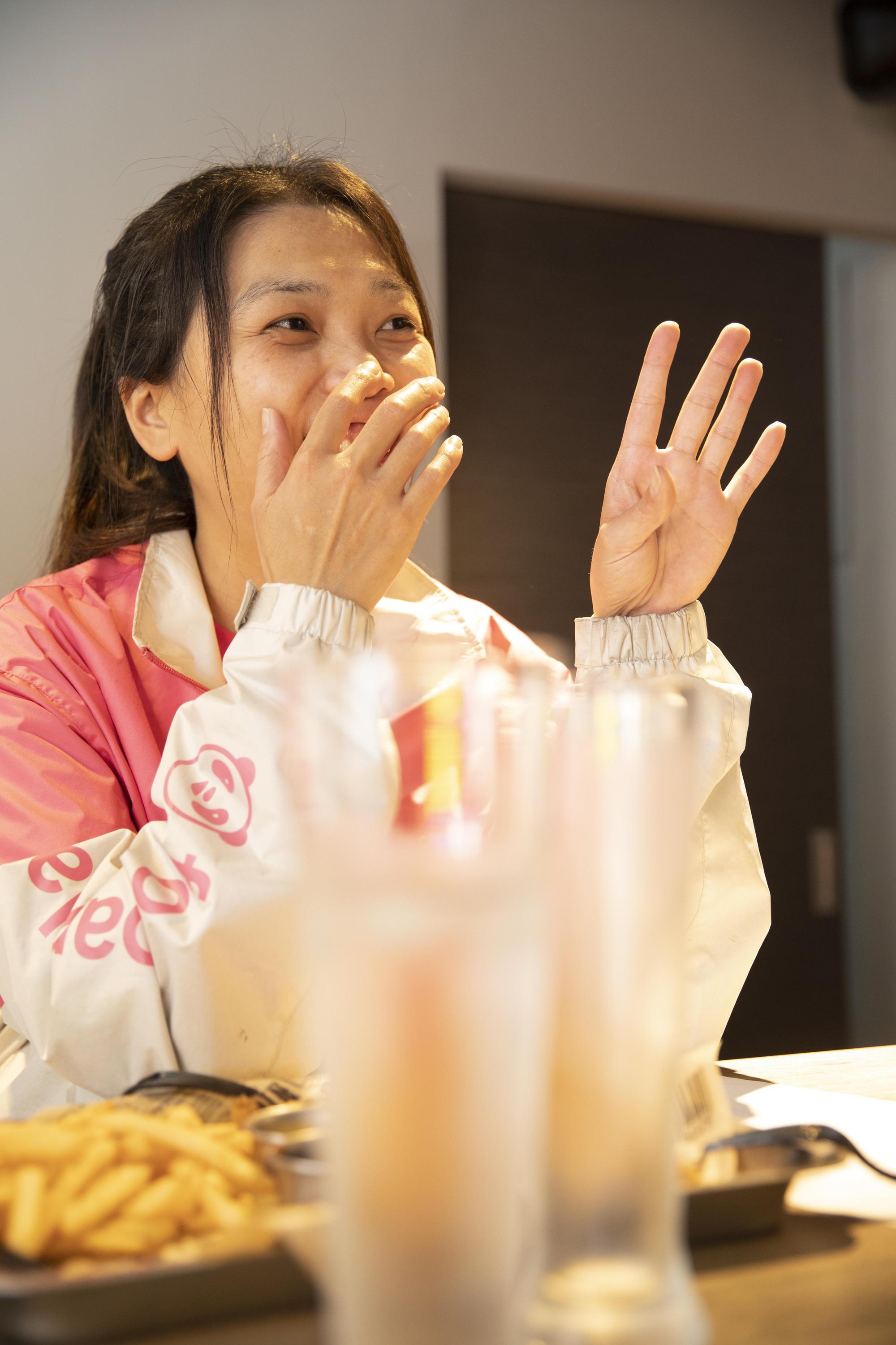 陳小姐開心分享,foodpanda配合的店家多元、單量穩定,還是新手的她就曾接過一次夾四單的任務。