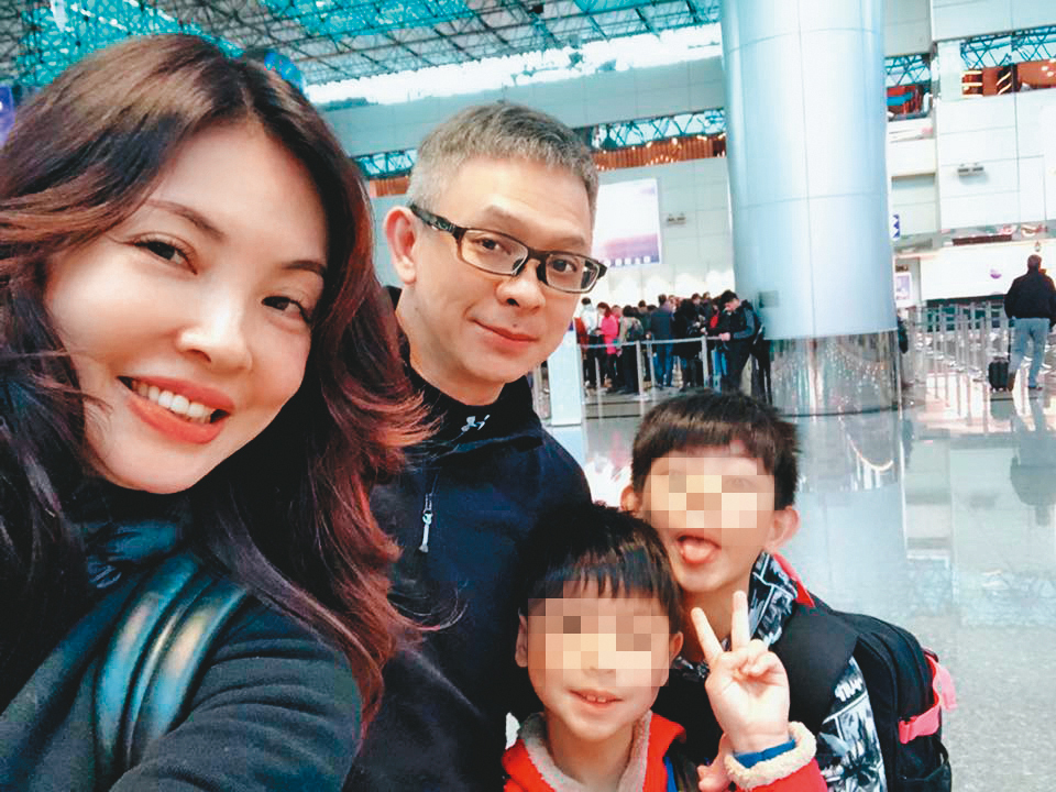 何如芸也曾po過和老公、小孩的一家四口幸福照片,然而嫁入豪門16年,有許多不足為外人道的委屈,雖然假面夫妻不再,她希望好聚好散,這樣很多事情不用攤在陽光下。