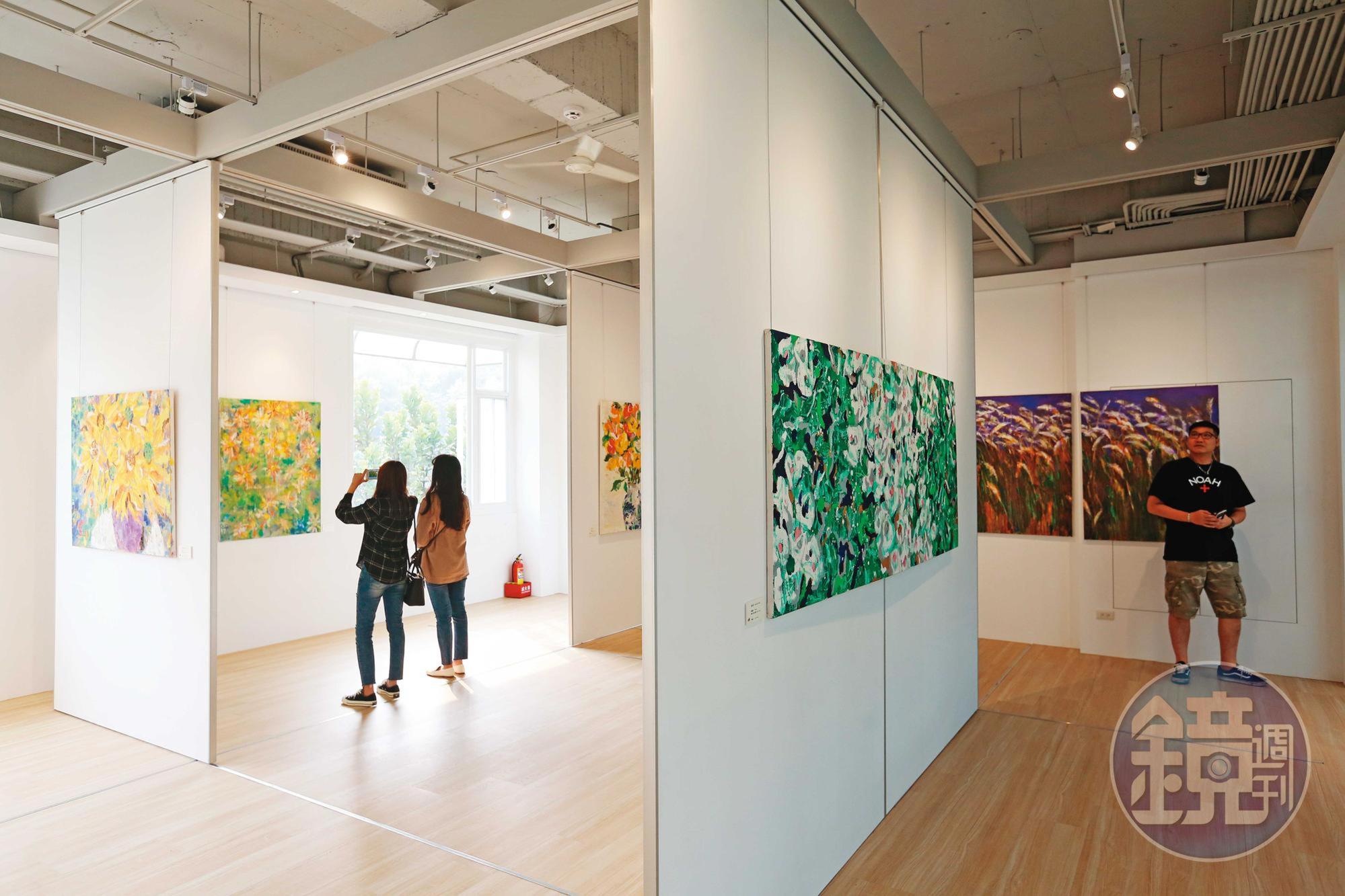 戴勝益平常以花草為主題作畫,美術館展示的二十多幅作品全是他得意之作。