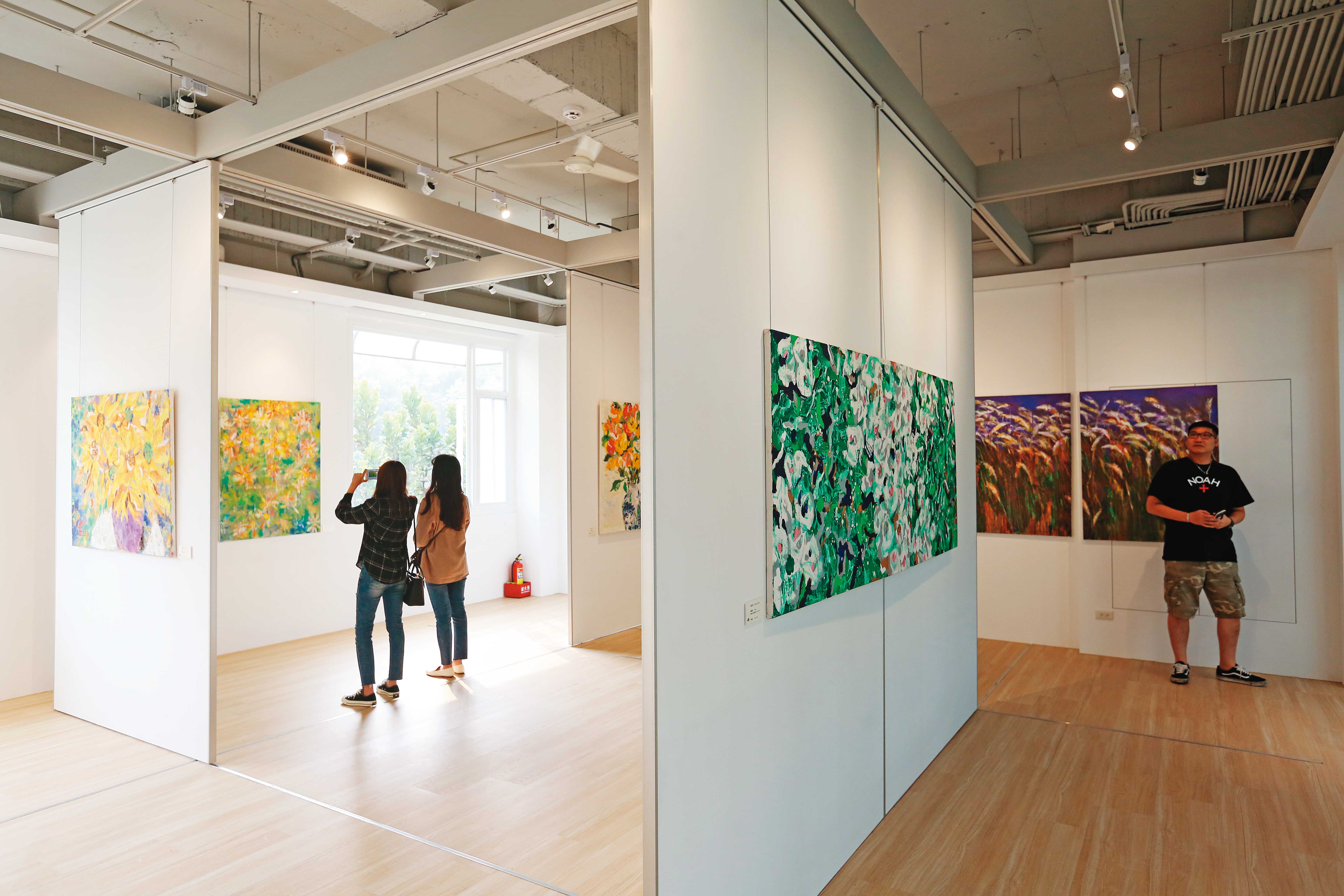 戴勝益平常以花草為主題作畫,美術館展示的二十多幅作品全是他得意之作。