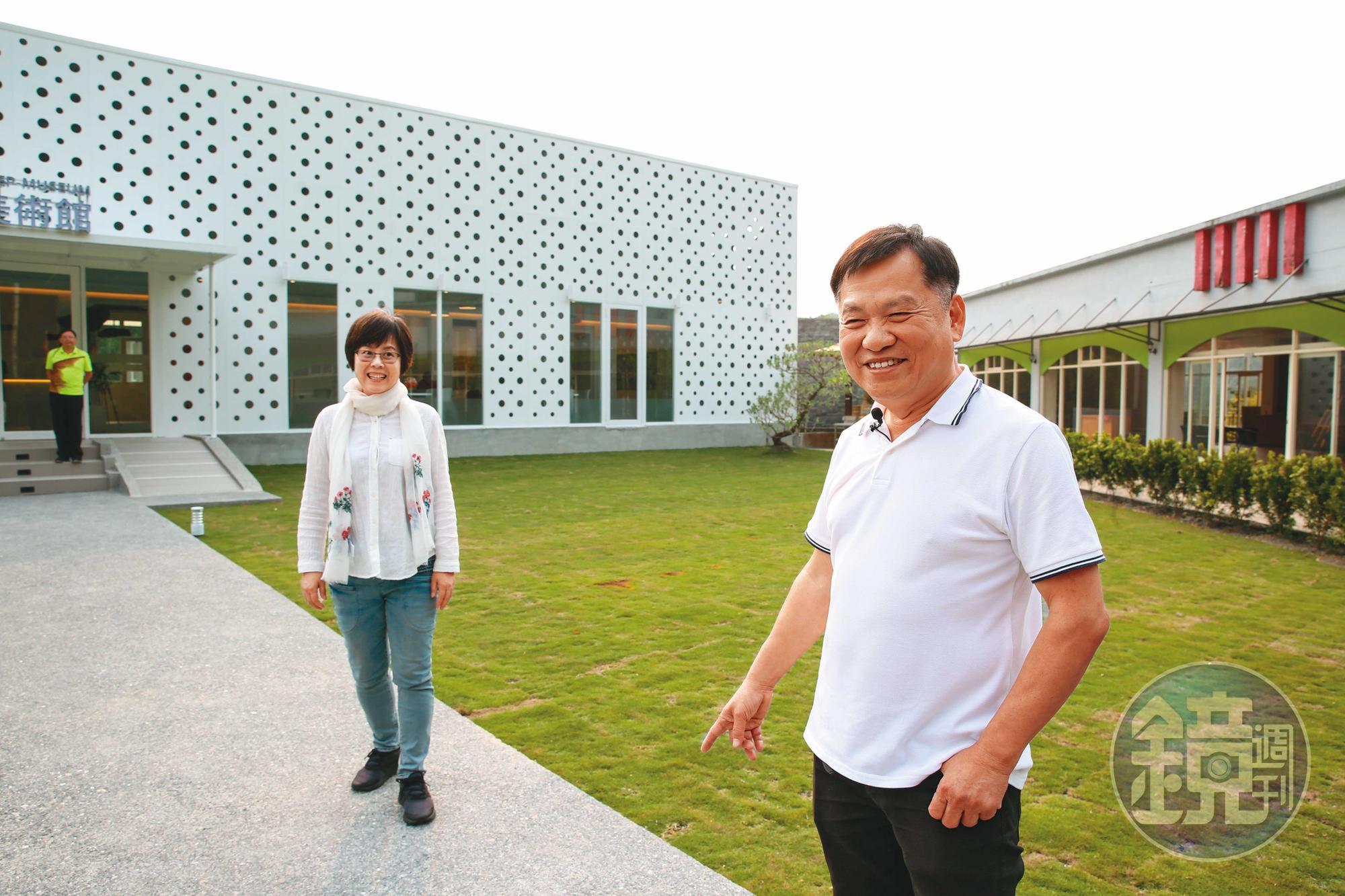 戴勝益（右）與妻子劉採卿（左）有共同興趣，每週都會到工作室作畫。