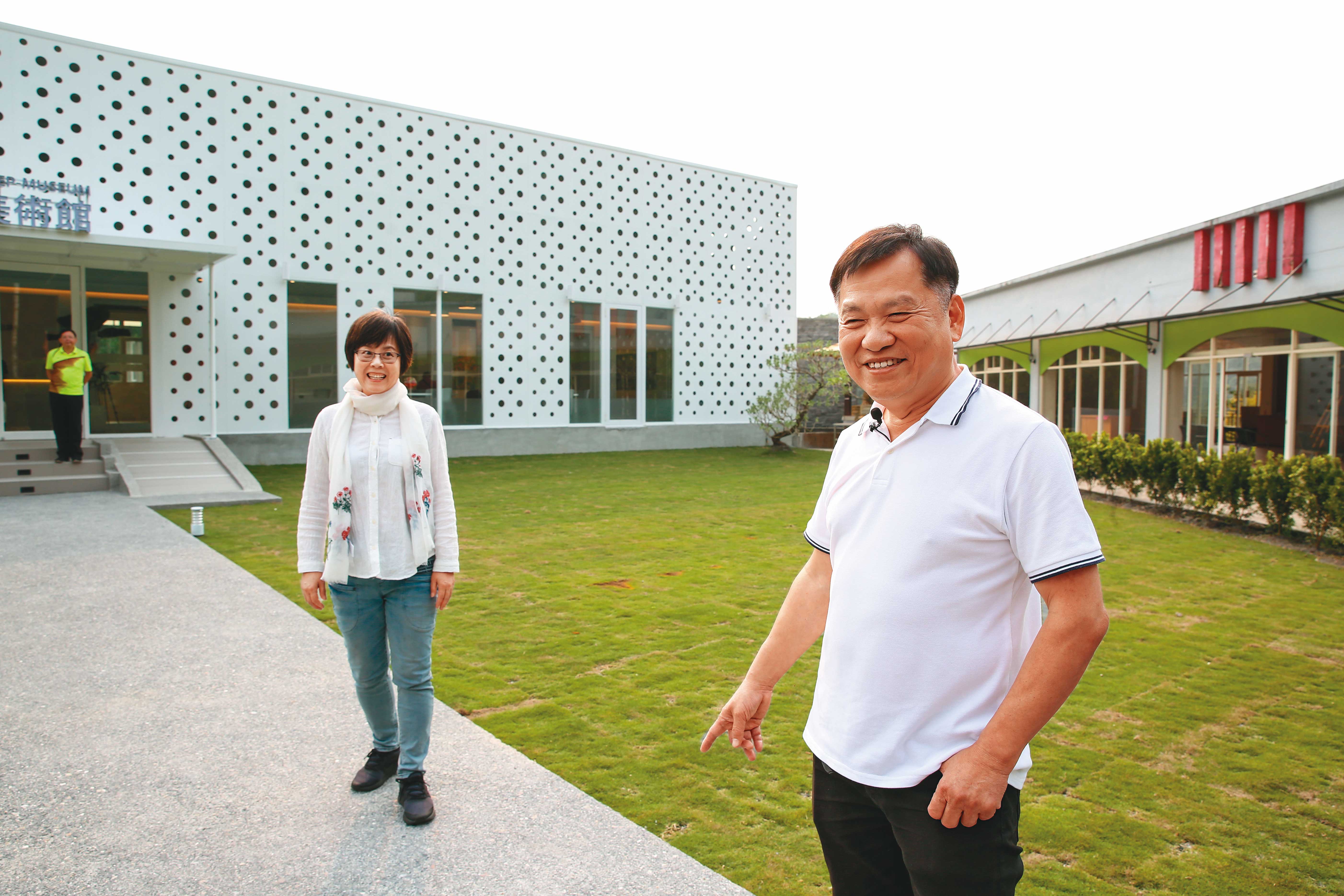 戴勝益（右）與妻子劉採卿（左）有共同興趣，每週都會到工作室作畫。